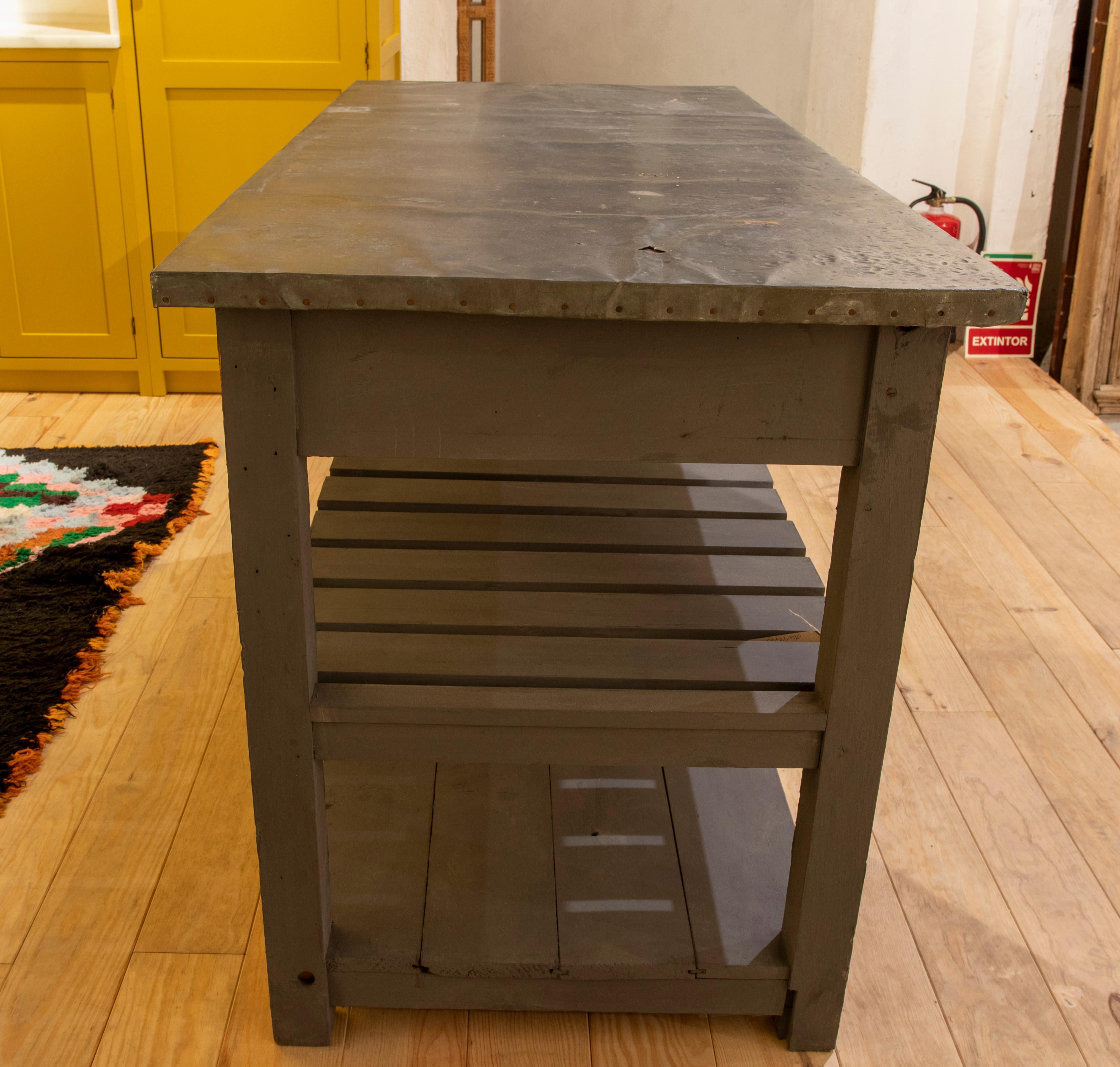 Table de cuisine en bois avec plateau en métal, tiroirs et deux étagères inférieures Bon état - En vente à Marbella, ES