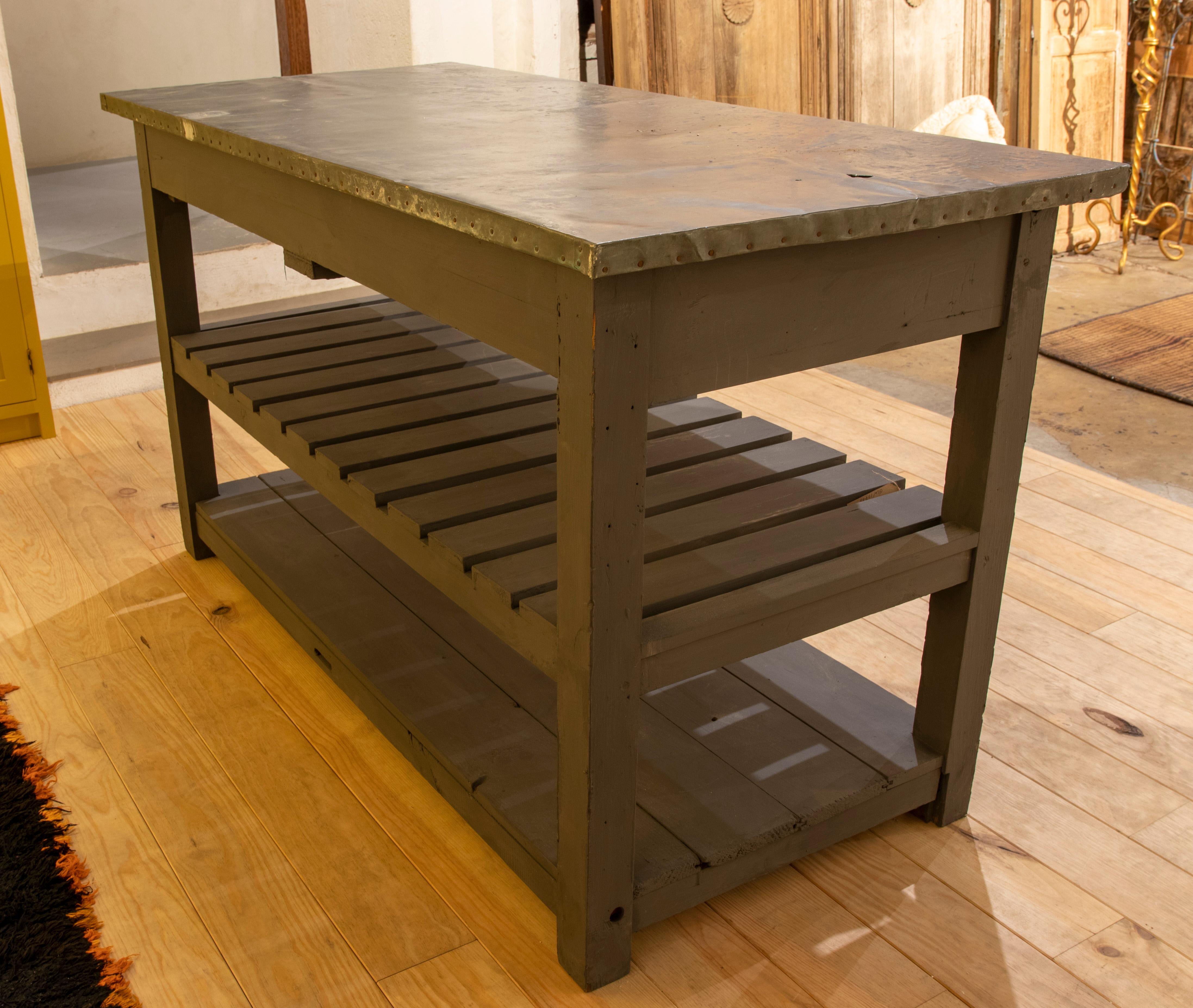 Holz-Keramiktisch mit Metallplatte, Schubladen und zwei niedrigeren Einlegeböden im Angebot 1