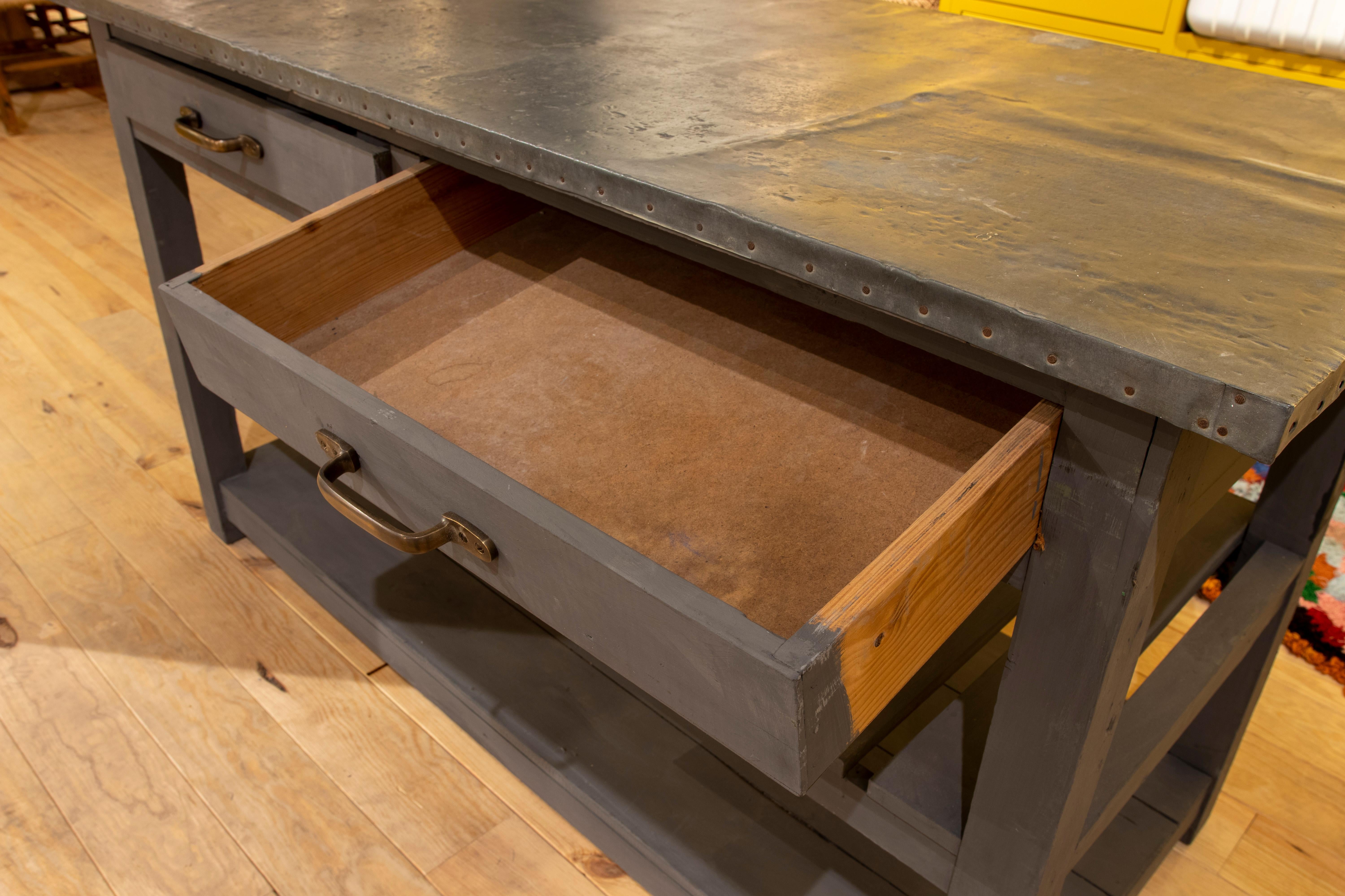 Table de cuisine en bois avec plateau en métal, tiroirs et deux étagères inférieures en vente 1