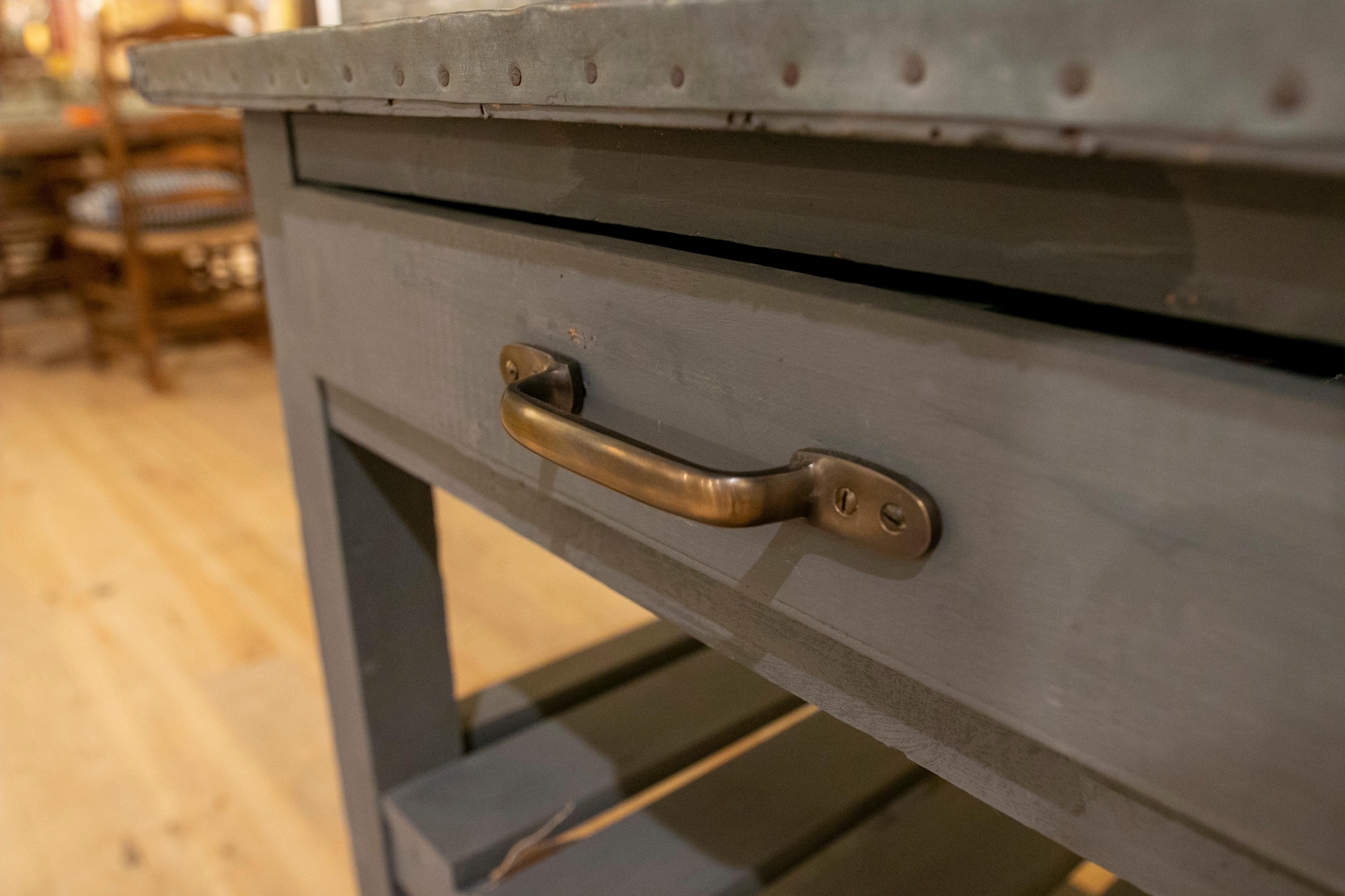 Holz-Keramiktisch mit Metallplatte, Schubladen und zwei niedrigeren Einlegeböden im Angebot 3