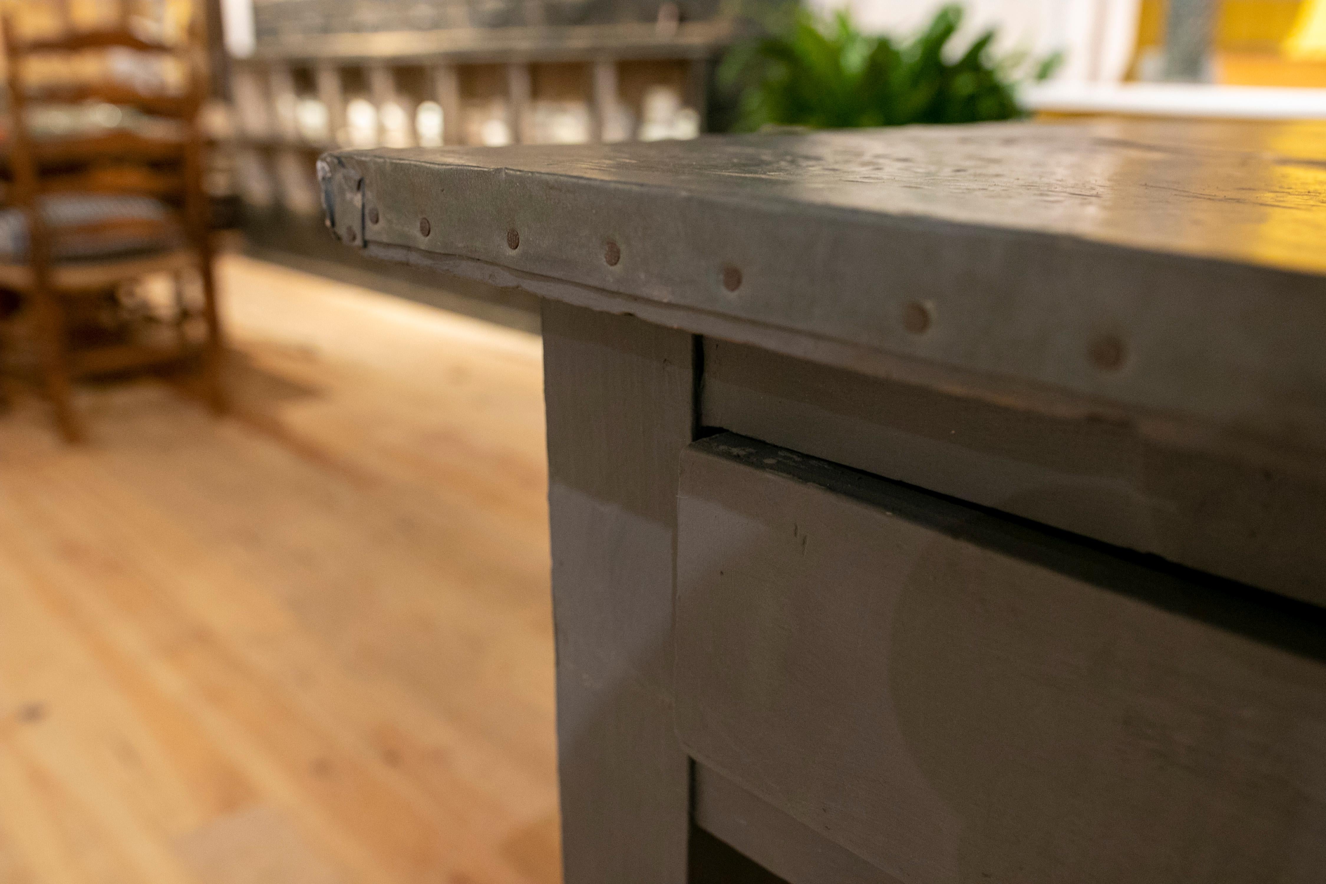Holz-Keramiktisch mit Metallplatte, Schubladen und zwei niedrigeren Einlegeböden im Angebot 4
