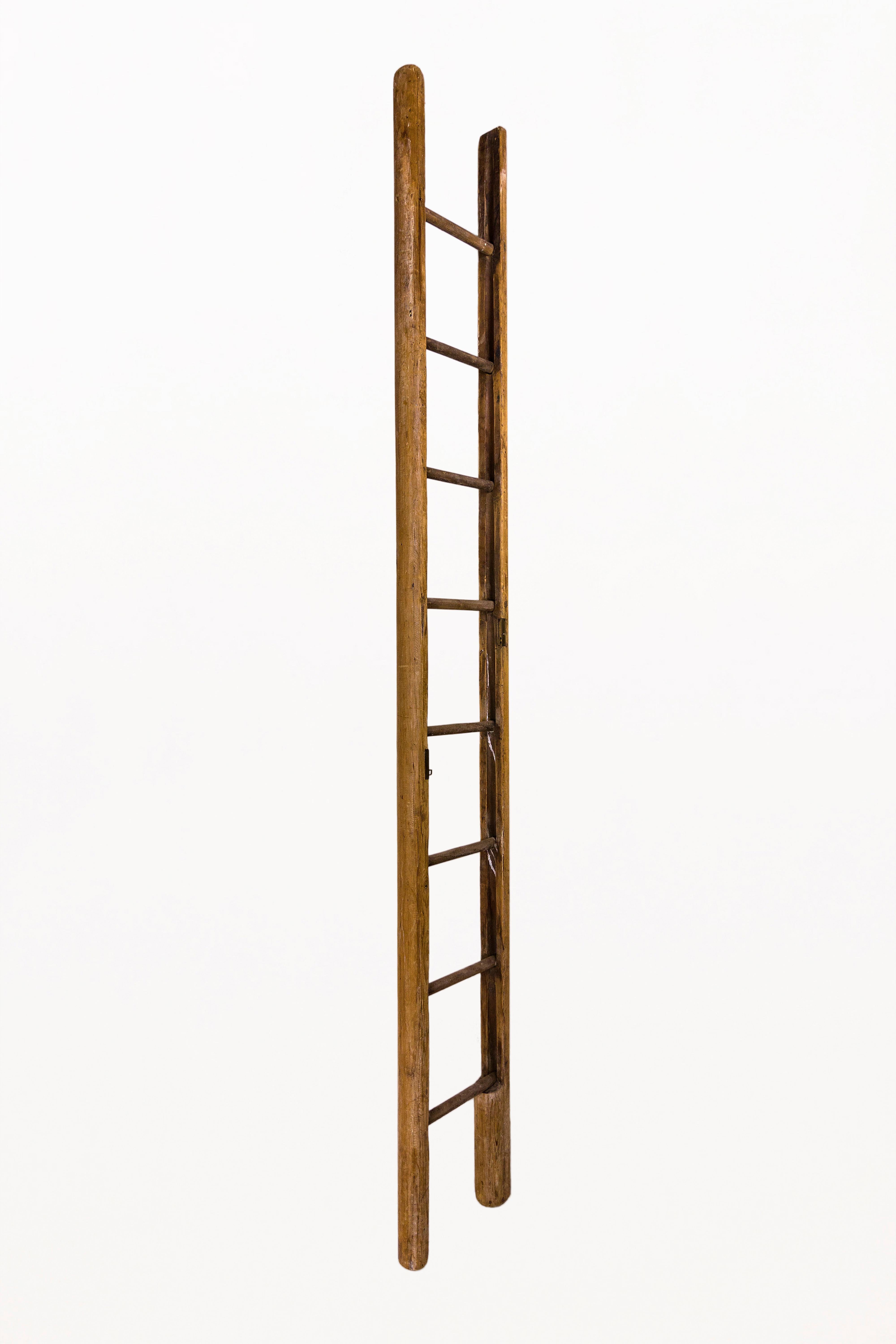 Wooden ladder.
Can be folded and picked up so that it looks like a stick.
19th century, France.
Very good vintage condition.