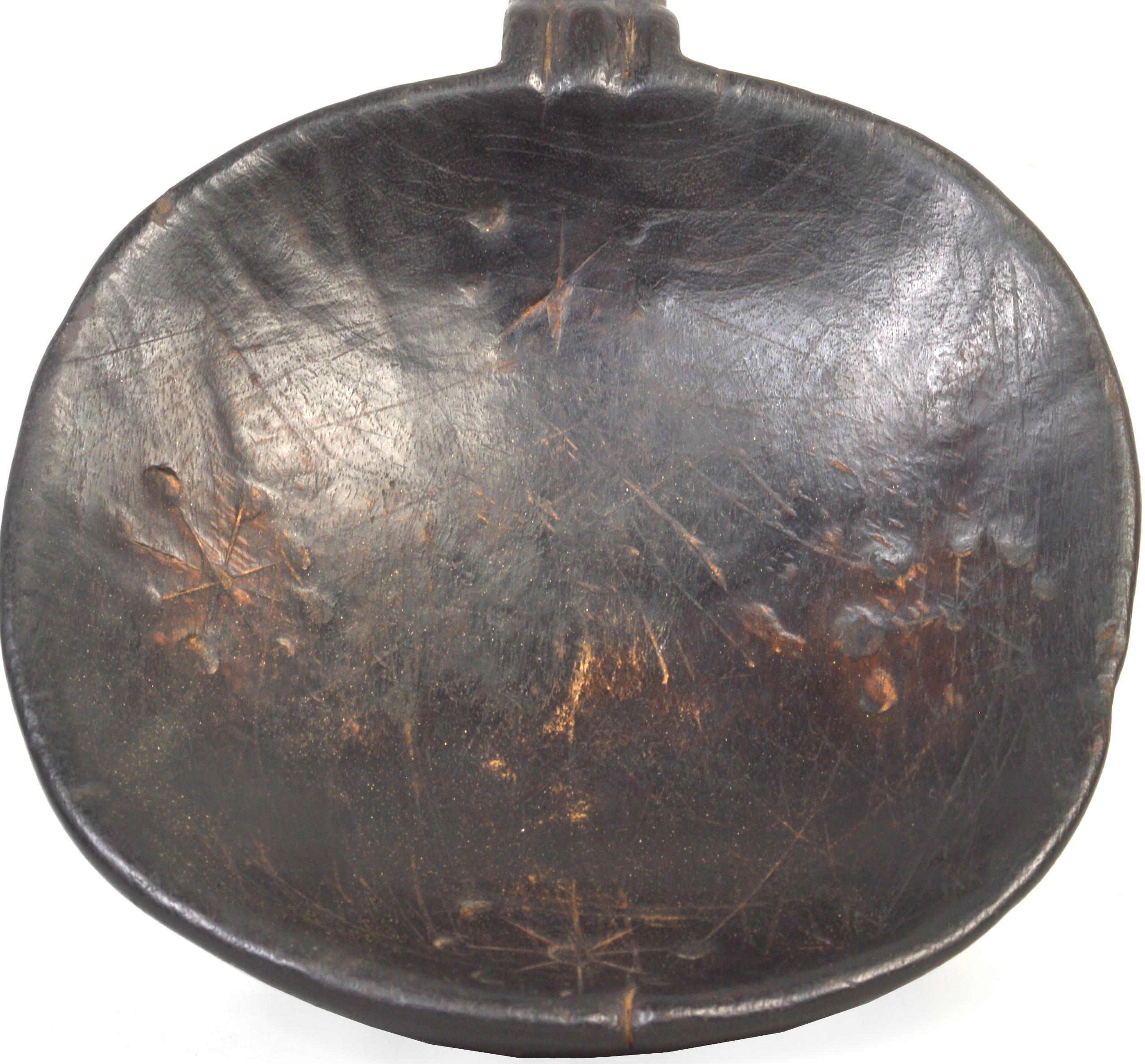 With over 200 ethnic groups in the Democratic Republic of Congo, tens of thousands of villages and millions of talented people, identifying ethnographic objects from the region can be difficult. Whatever the ethnicity of the creator of this ladle