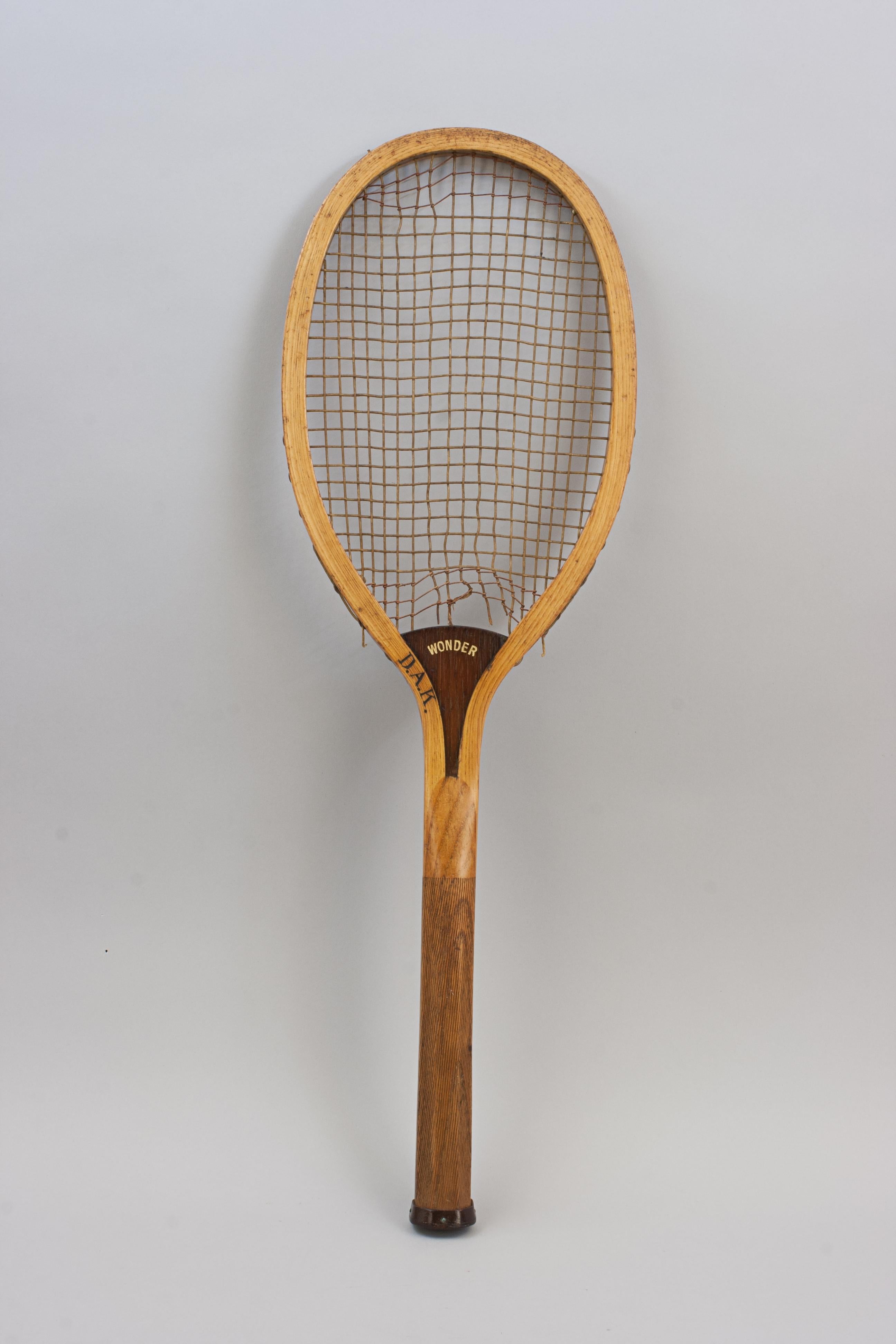 Holz-Tennisschläger aus Lammfell, Wunderwerk im Angebot 1