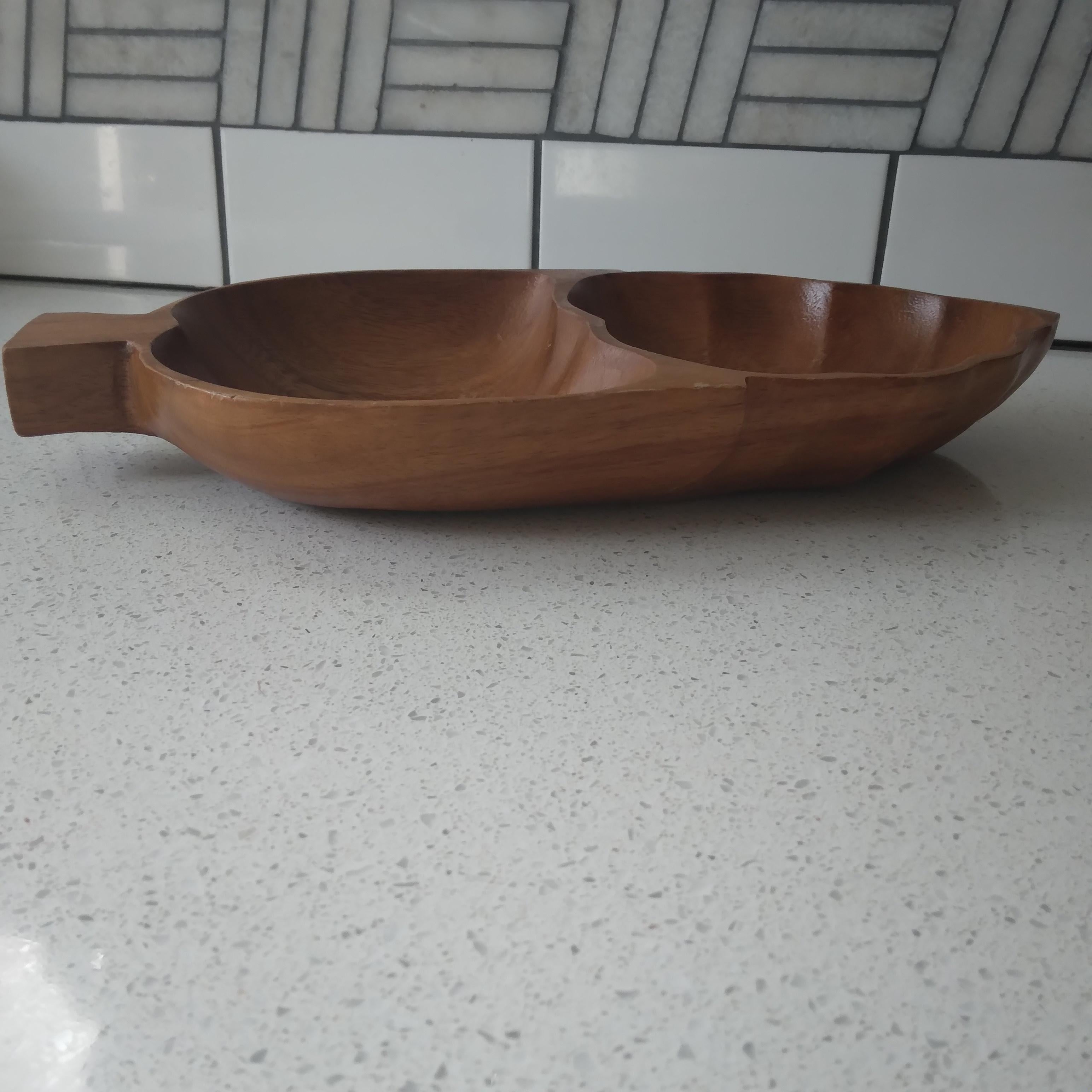 Gorgeous woodgrain and an adorable leaf shape, this two-section decorative bowl is a great way to add natural beauty to your dinnerware collection. 