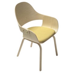 Sedia Showtime Nude Beige con gambe in legno di Jaime Hayon