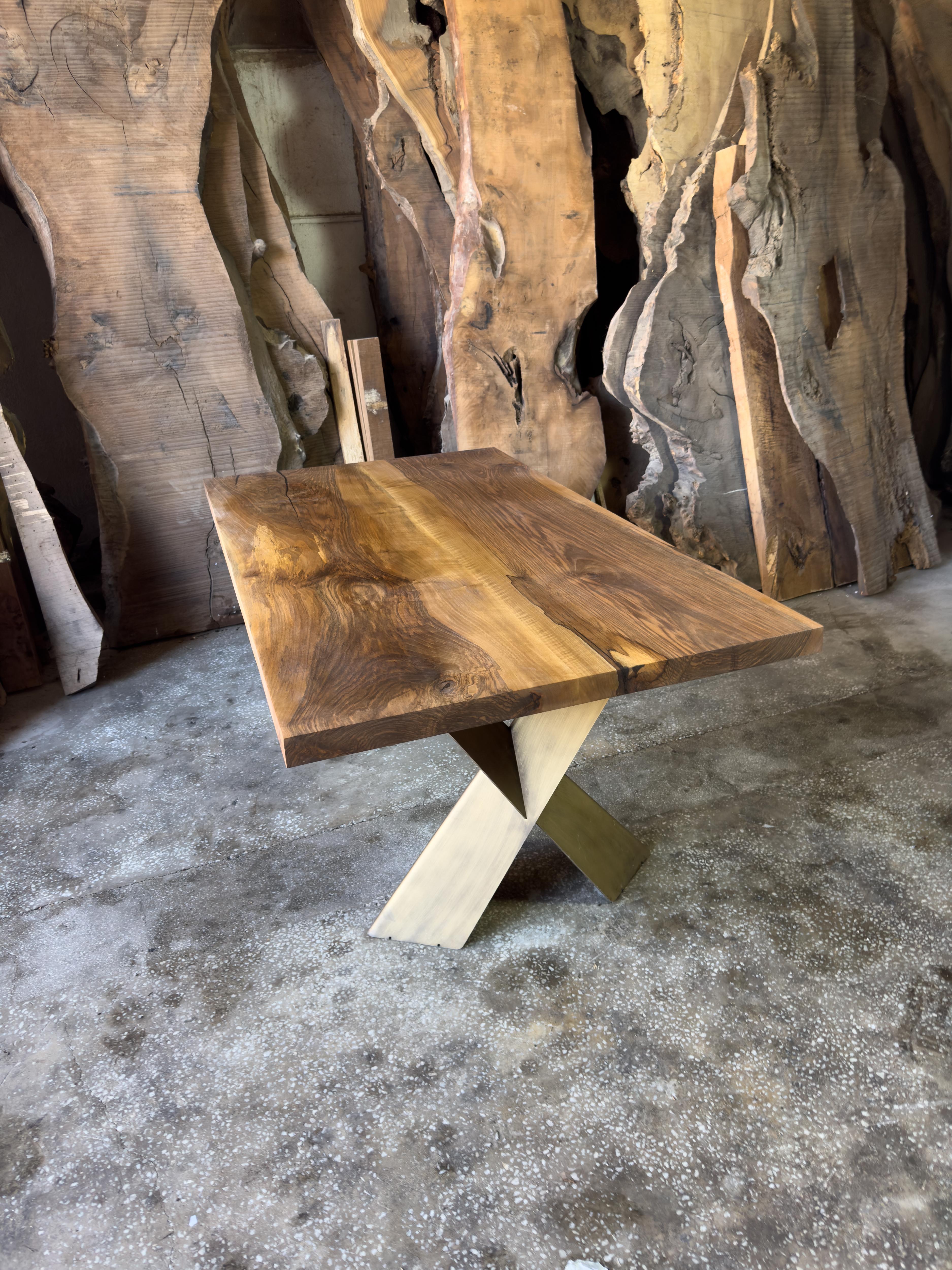 Tisch aus Walnussholz mit lebendiger Kante

Dieser Tisch ist aus natürlichem, massivem Walnussholz gefertigt. Die Größe von 36