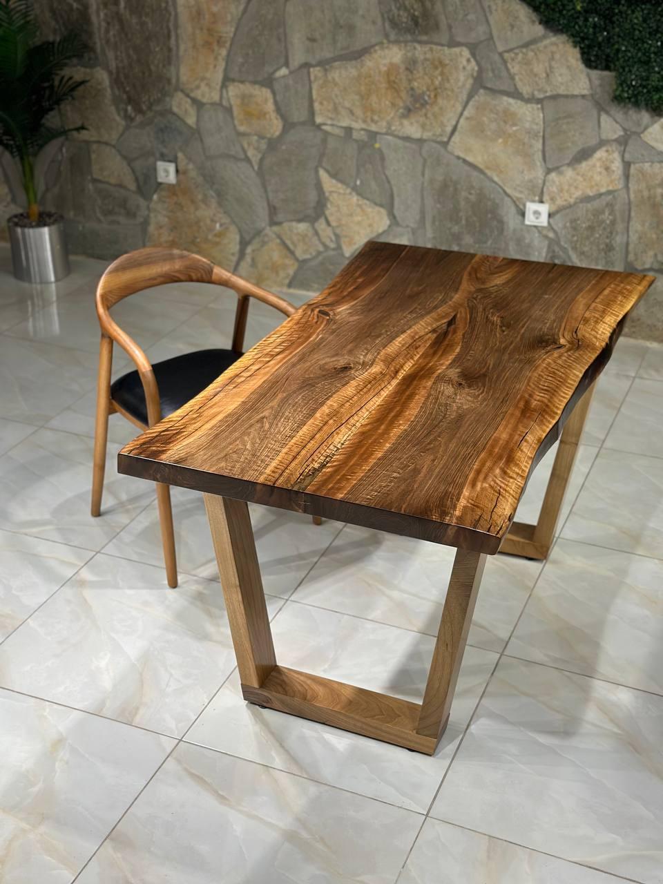Brossé Table de salle à manger en bois sur mesure - Table en noyer en vente