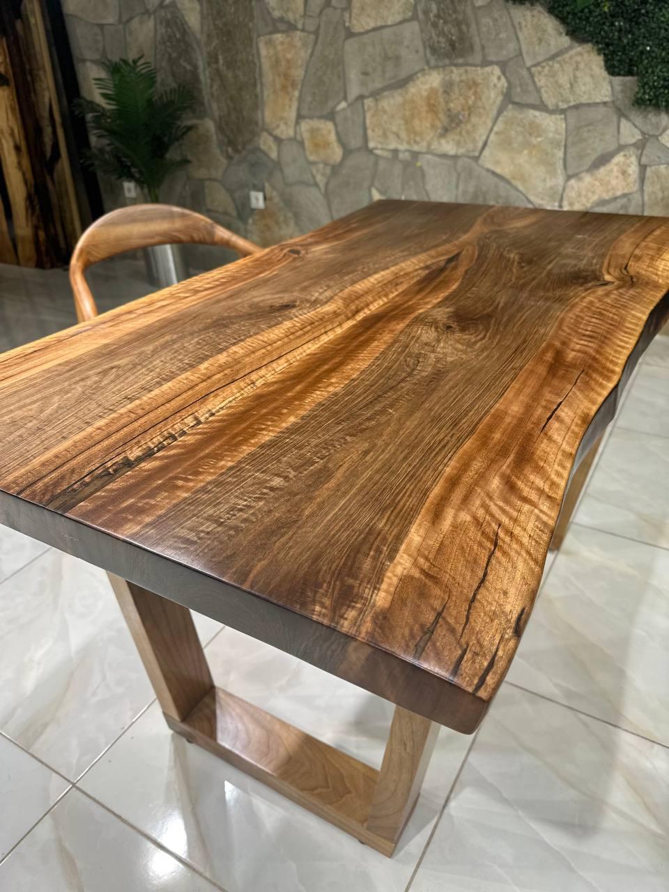 Résine époxy Table de salle à manger en bois sur mesure - Table en noyer en vente
