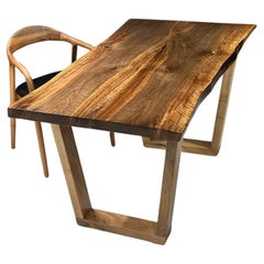 Individueller Esstisch aus Holz mit lebendiger Kante - Tisch aus Nussbaum
