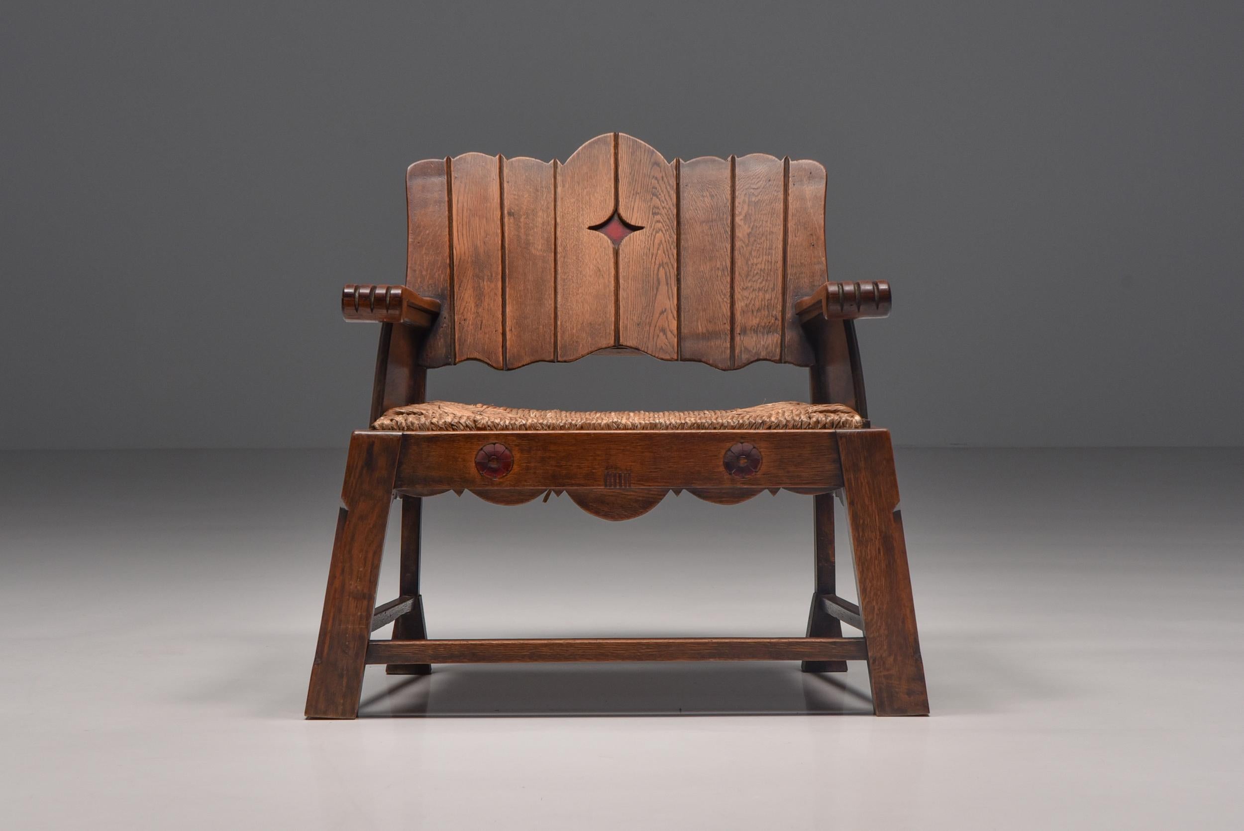 Ein Sessel aus dem frühen 20. Jahrhundert, ein wahrer Beweis für den Grundsatz, dass die Form der Funktion folgt. Dieses exquisite Stück zeichnet sich durch seine Liebe zum Detail aus. Die komplizierten Muster auf der Rückenlehne und den Armlehnen