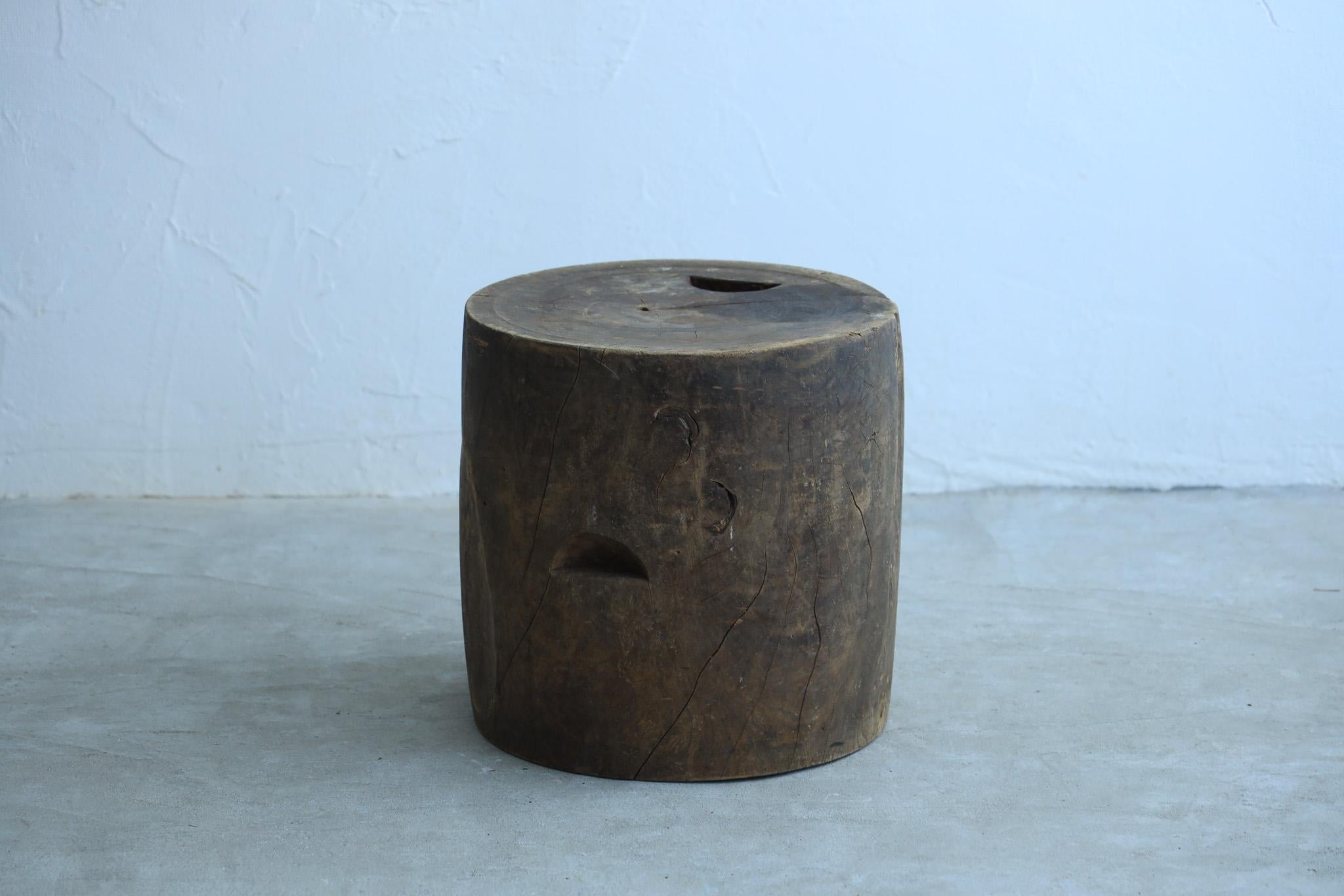Se trata de una antigua mesa baja de madera del periodo Meiji.

Fabricado con madera de zelkova nacional de alta calidad.

Hay dos huecos en el lateral que pueden utilizarse como asas, lo que facilita su desplazamiento.

Tiene un aspecto desgastado
