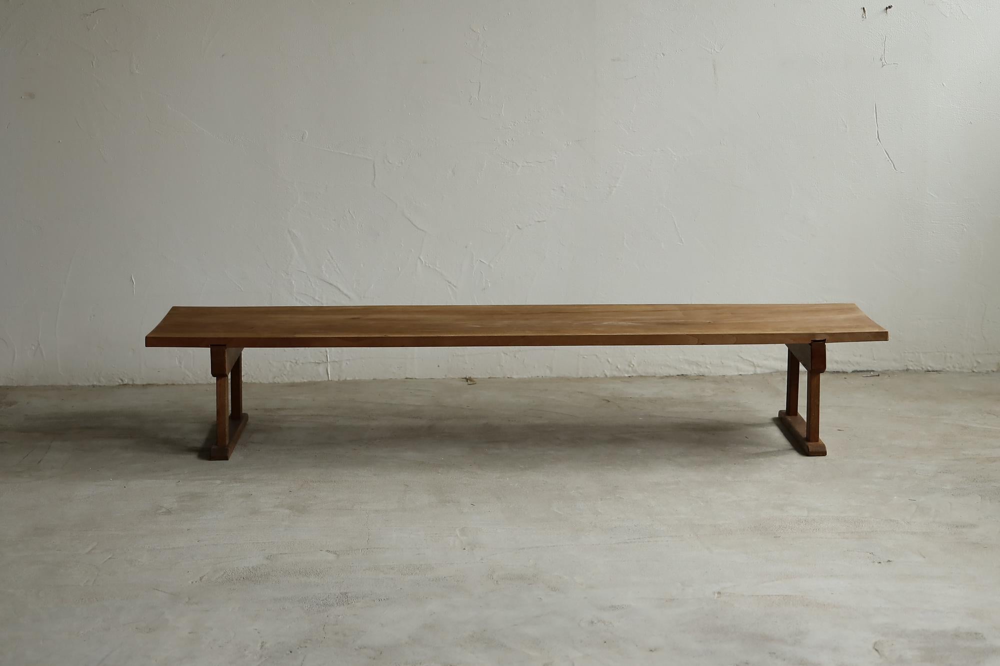 Wir stellen Ihnen unseren exquisiten niedrigen Tisch vor, ein Meisterwerk, das aus den besten MATERIALEN hergestellt wird. Die Tischplatte besteht aus einer einzigen Platte aus Kirschbaumholz, während die Beine aus hochwertiger Eiche gefertigt sind,