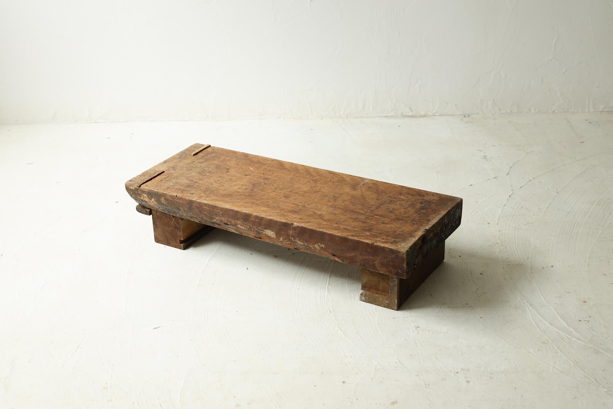 This is a wooden antique low table from the Meiji era.
It was used as a working table for woodworkers at that time.

It is made of high-grade Japanese zelkova wood.
The grain of the zelkova wood is very beautiful.

It has a beautiful