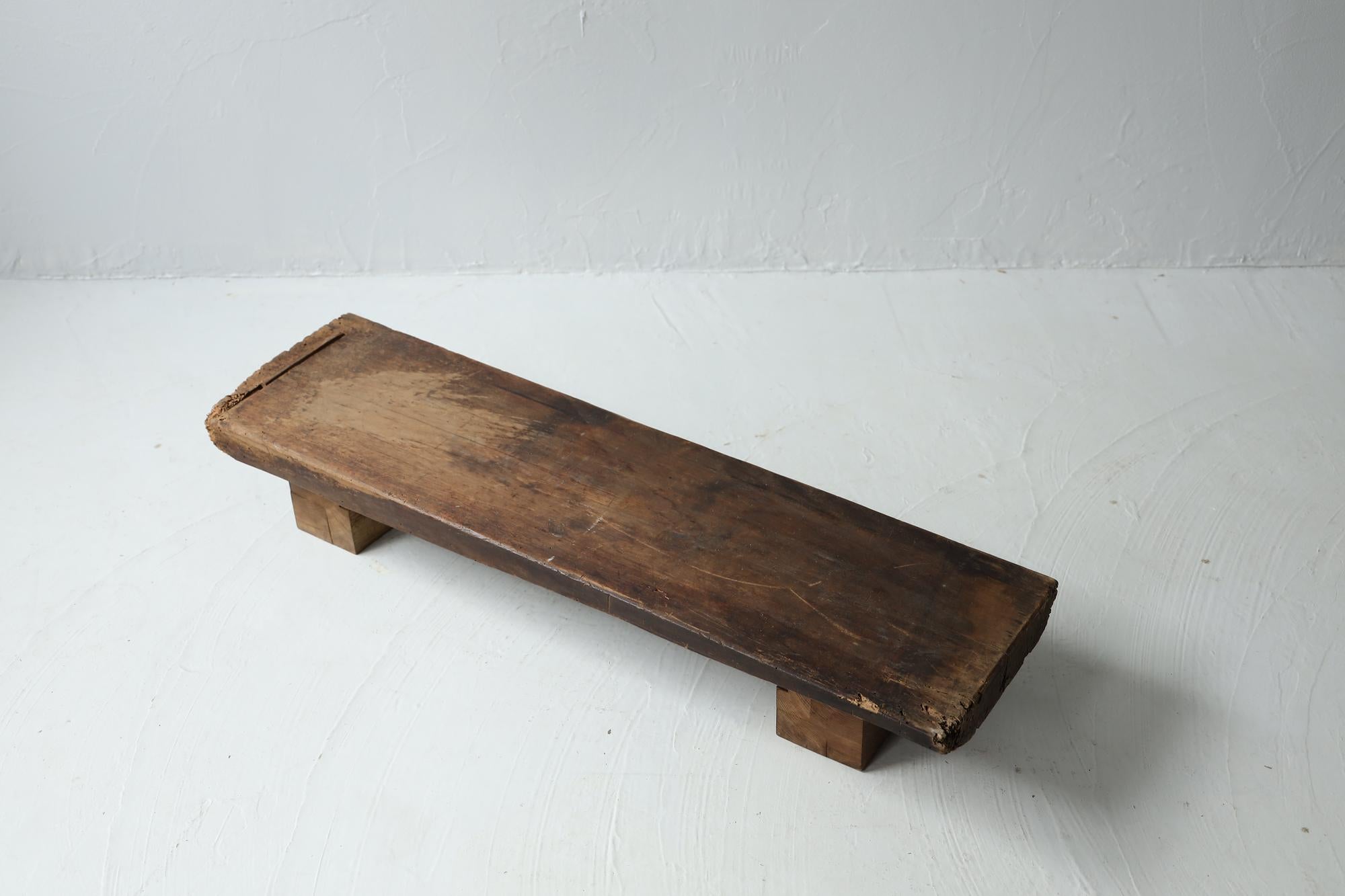 Dies ist ein antiker, niedriger Holztisch aus der Meiji-Ära.
Damals wurde er als Arbeitstisch für Holzarbeiter verwendet.

Er ist aus hochwertigem japanischem Zelkova-Holz gefertigt.
Die Maserung des Zelkova-Holzes ist sehr schön.

Es hat einen