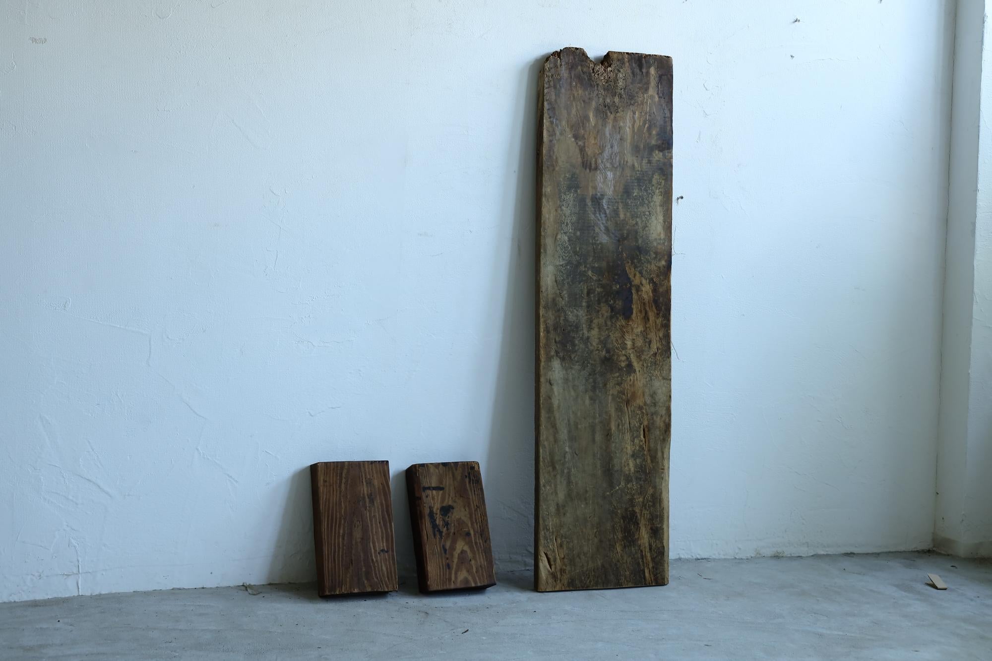 Wir stellen Ihnen unseren exquisiten niedrigen Tisch vor, ein atemberaubendes Beispiel für die Schönheit von Wabi-Sabi und traditioneller Handwerkskunst. Ursprünglich wurde dieses Stück als Nähwerkbank verwendet und birgt eine reiche Geschichte von