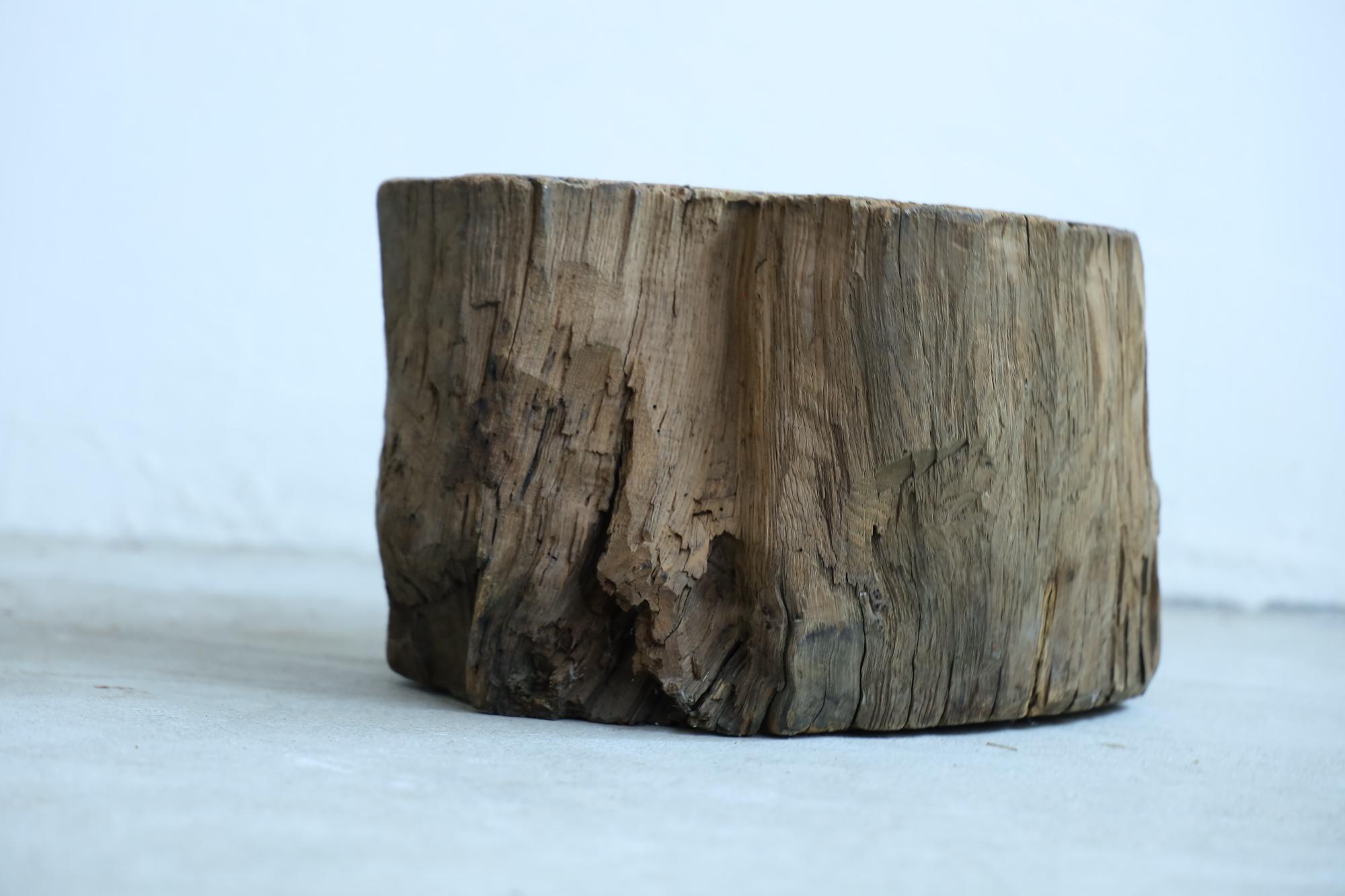 Dies ist ein antiker, niedriger Holztisch aus der Meiji-Ära.
Er diente als Arbeitstisch für die Holzarbeiter der damaligen Zeit.

Er ist aus hochwertigem japanischem Zelkova-Holz gefertigt.
Die Maserung von Zelkova-Holz ist sehr schön.

Es hat einen