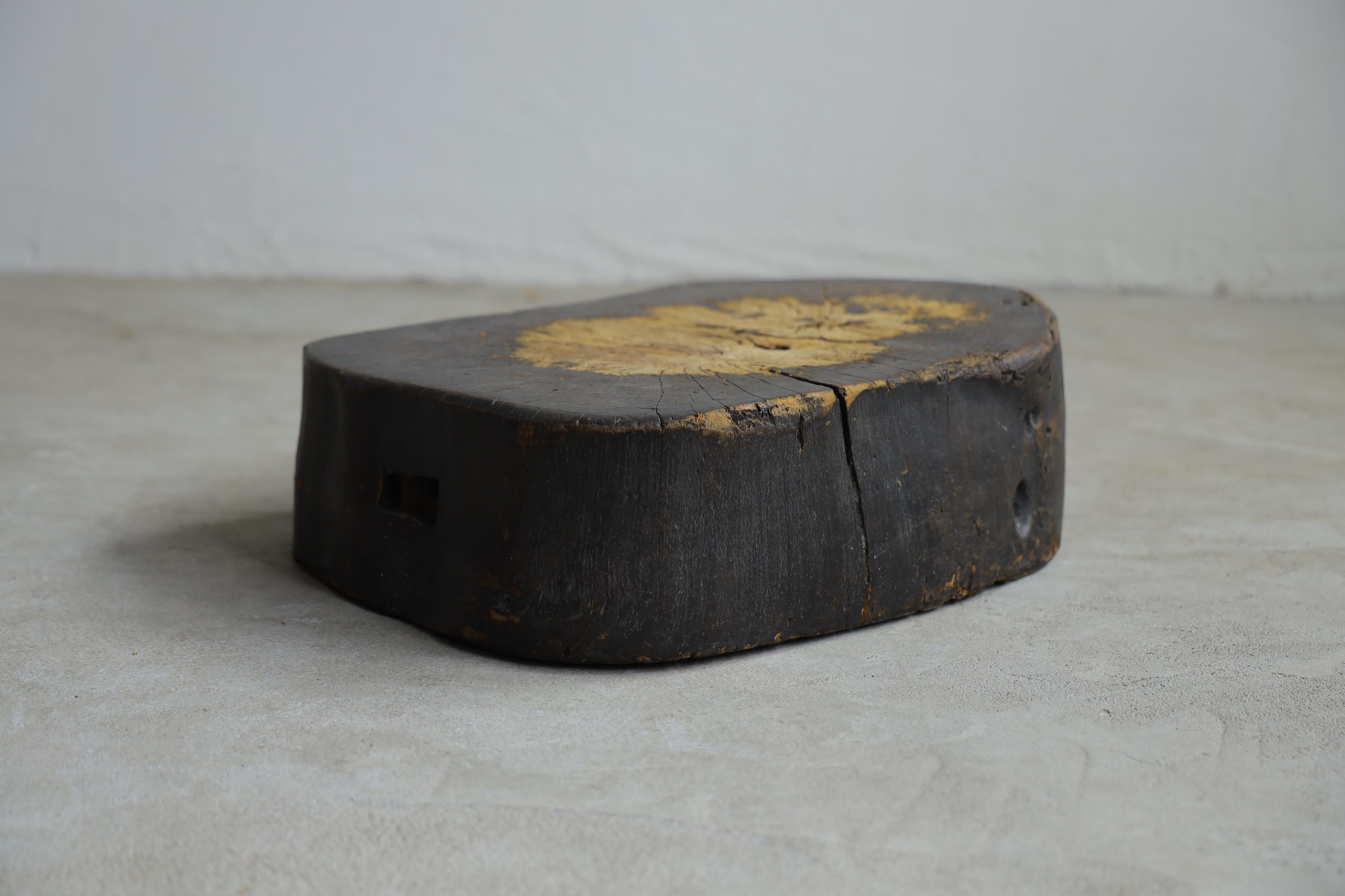 This is an antique wooden low table from the Meiji period.

It was used as a workbench by craftsmen at the time.

It is made of high-quality Japanese zelkova wood and finished with lacquer. There are two indentations on the side that can be used as