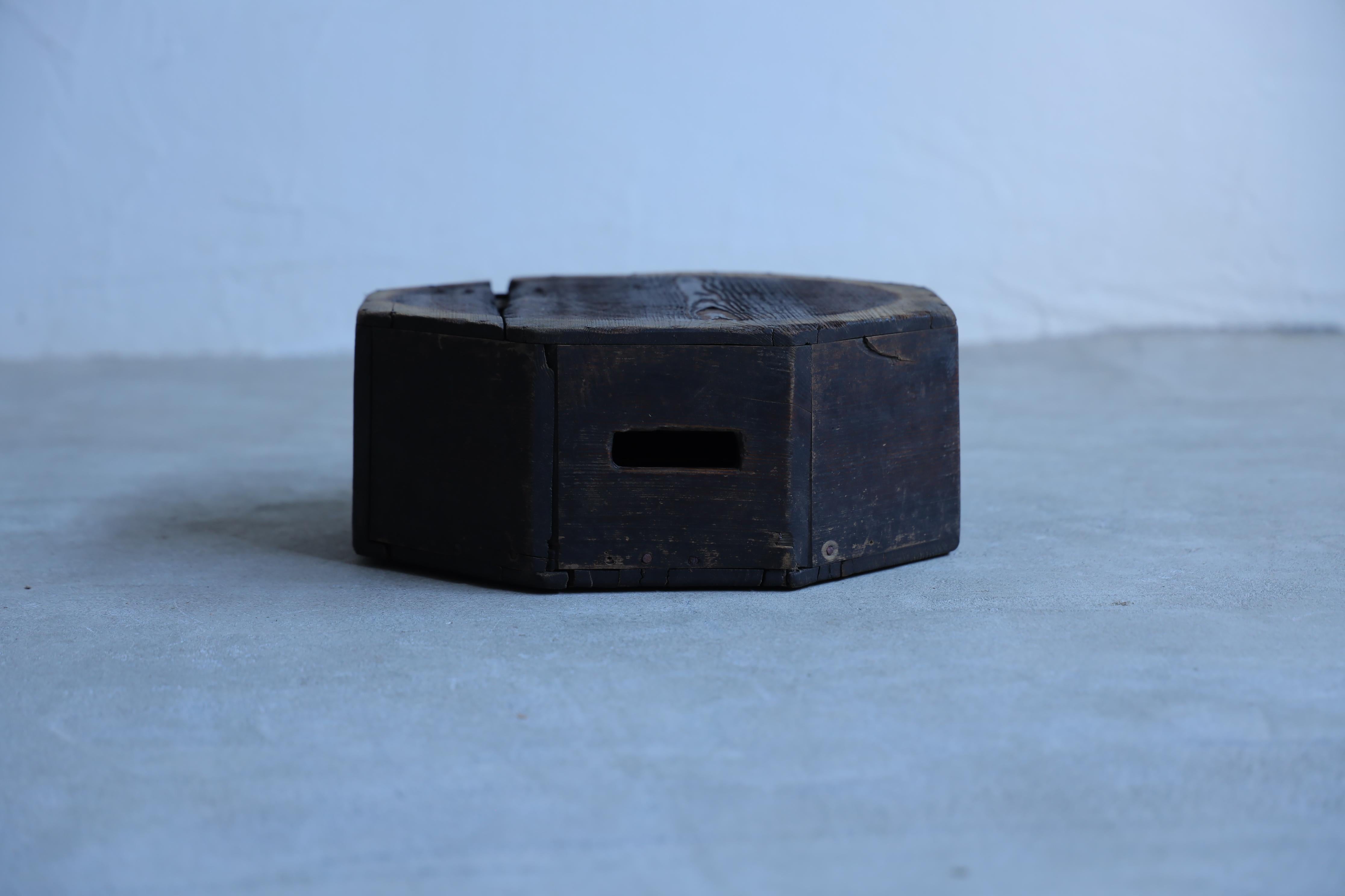 This is an antique wooden low table from the Meiji period.

It is thought to have once been used as a stand for a brazier, making it a valuable item that evokes the spirit of the times. It is made from domestic cedar wood. 
The deep black color