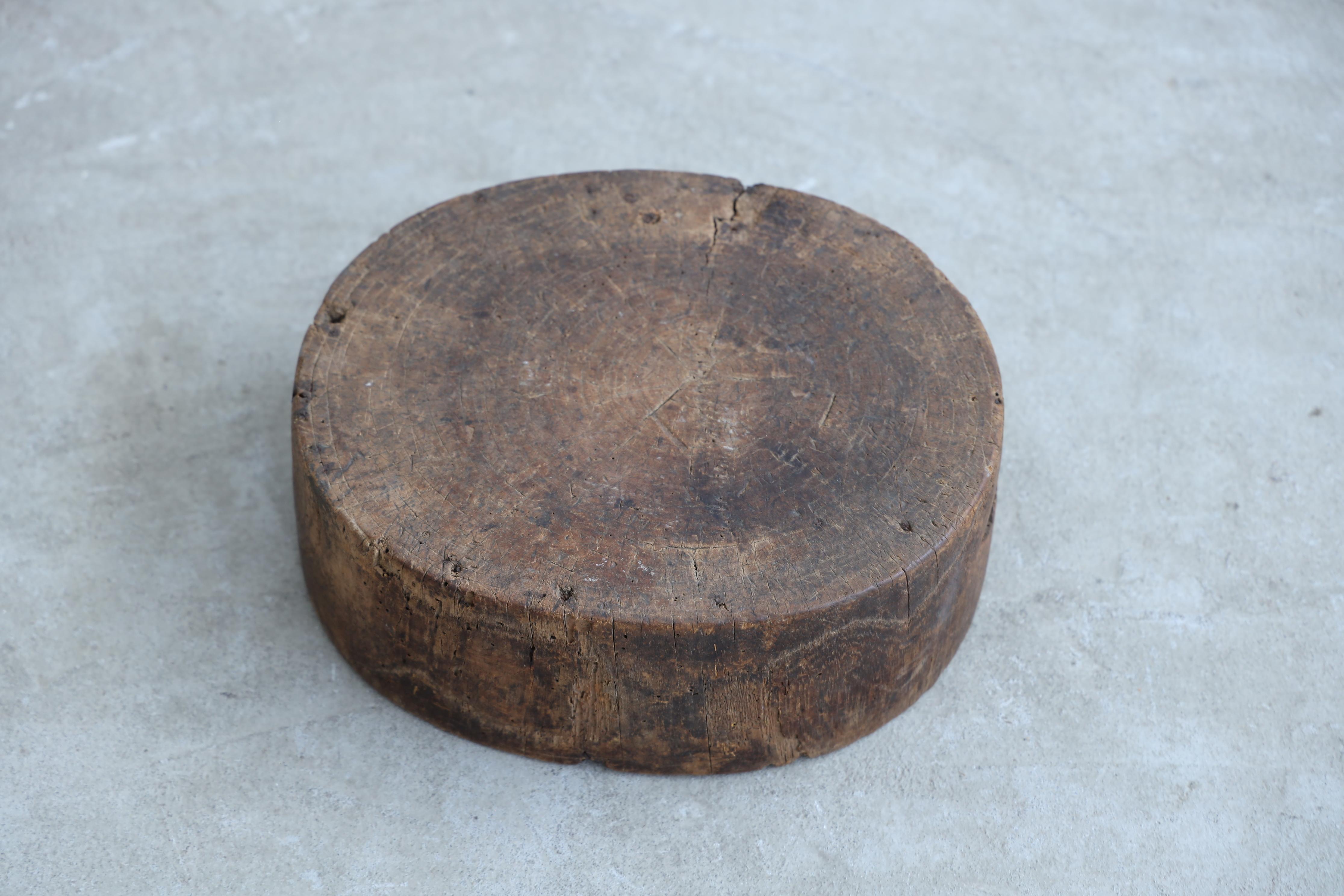 This is an antique wooden low table from the Meiji period.

At the time, it was used as a workbench by craftsmen. There are traces of work that look like they were done with a hammer.

It is made of high-quality Japanese zelkova wood. There are two