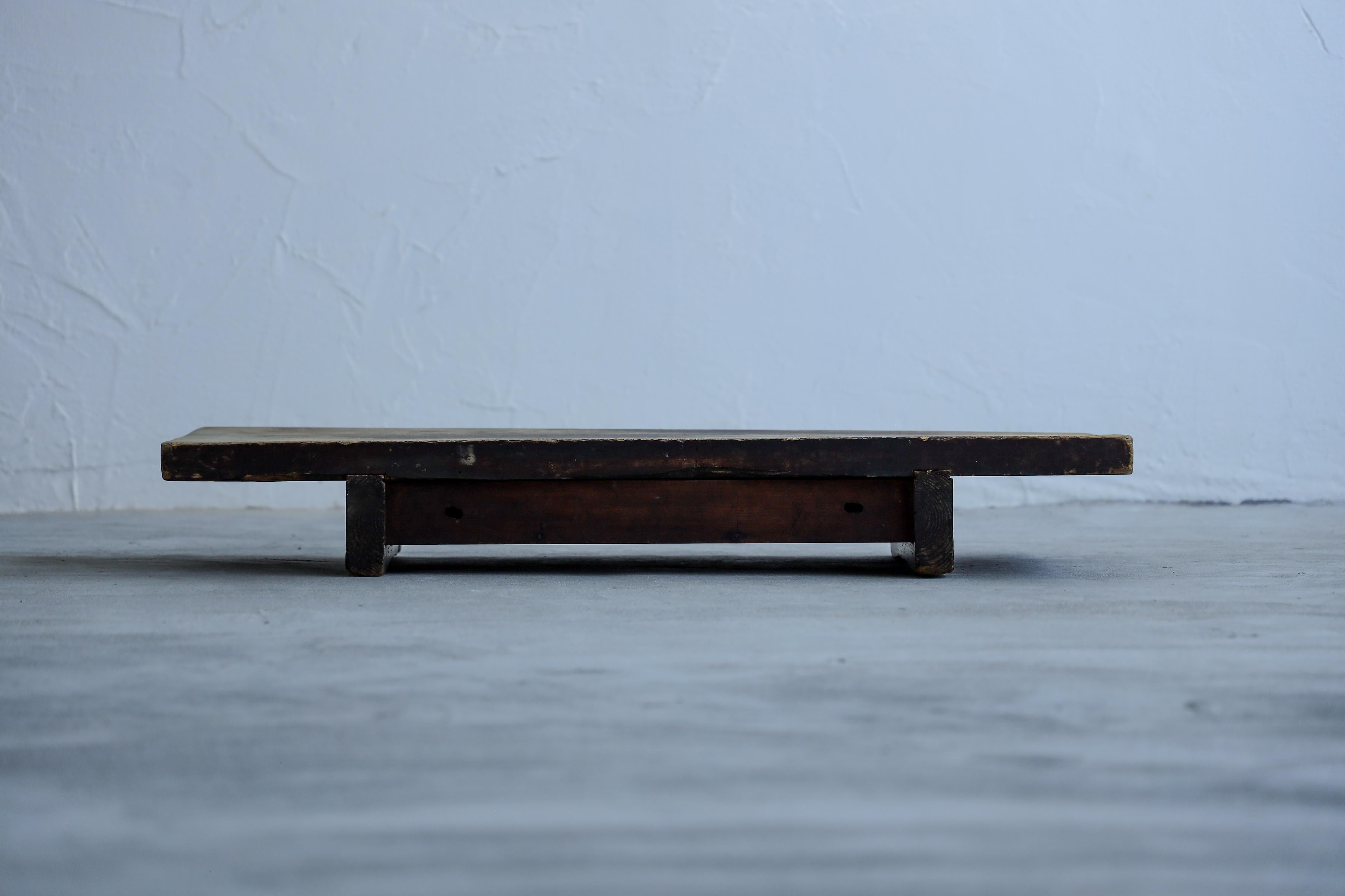 Niedriger Holztisch, japanisch, antik, Wabi-Sabi, Mingei (Meiji-Periode) im Angebot