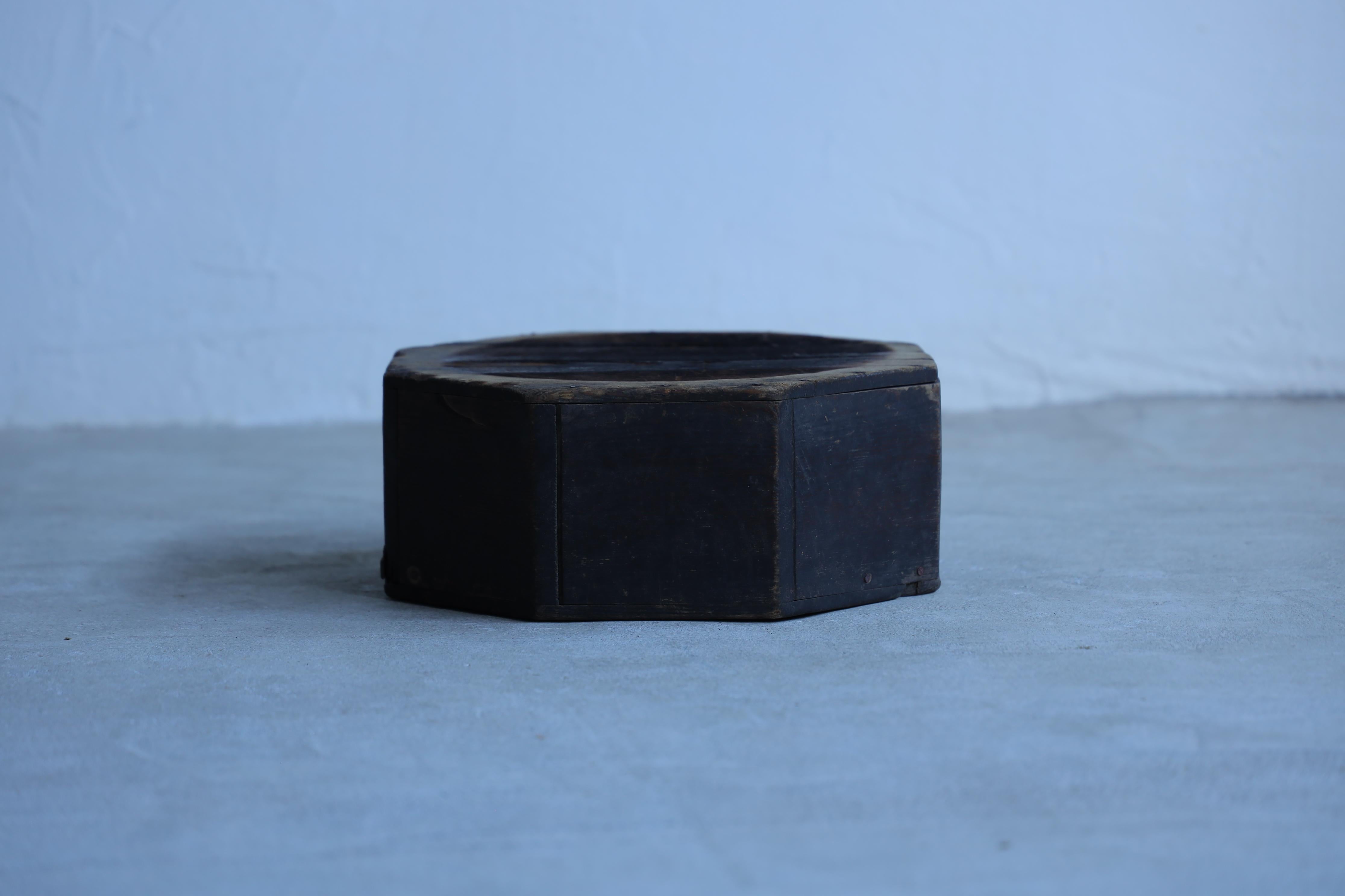 Wooden Low Table, Japanese Antique, Wabi-Sabi, Mingei In Good Condition For Sale In Katori-Shi, 12