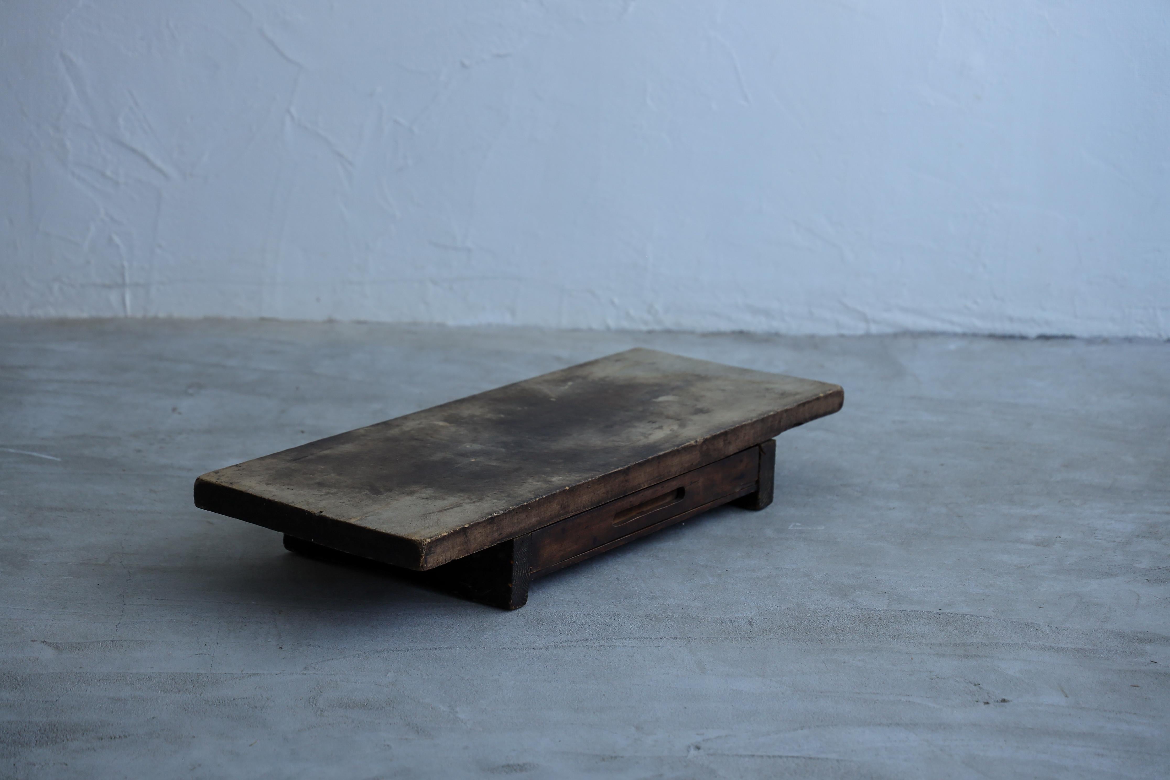 Niedriger Holztisch, japanisch, antik, Wabi-Sabi, Mingei im Angebot 1
