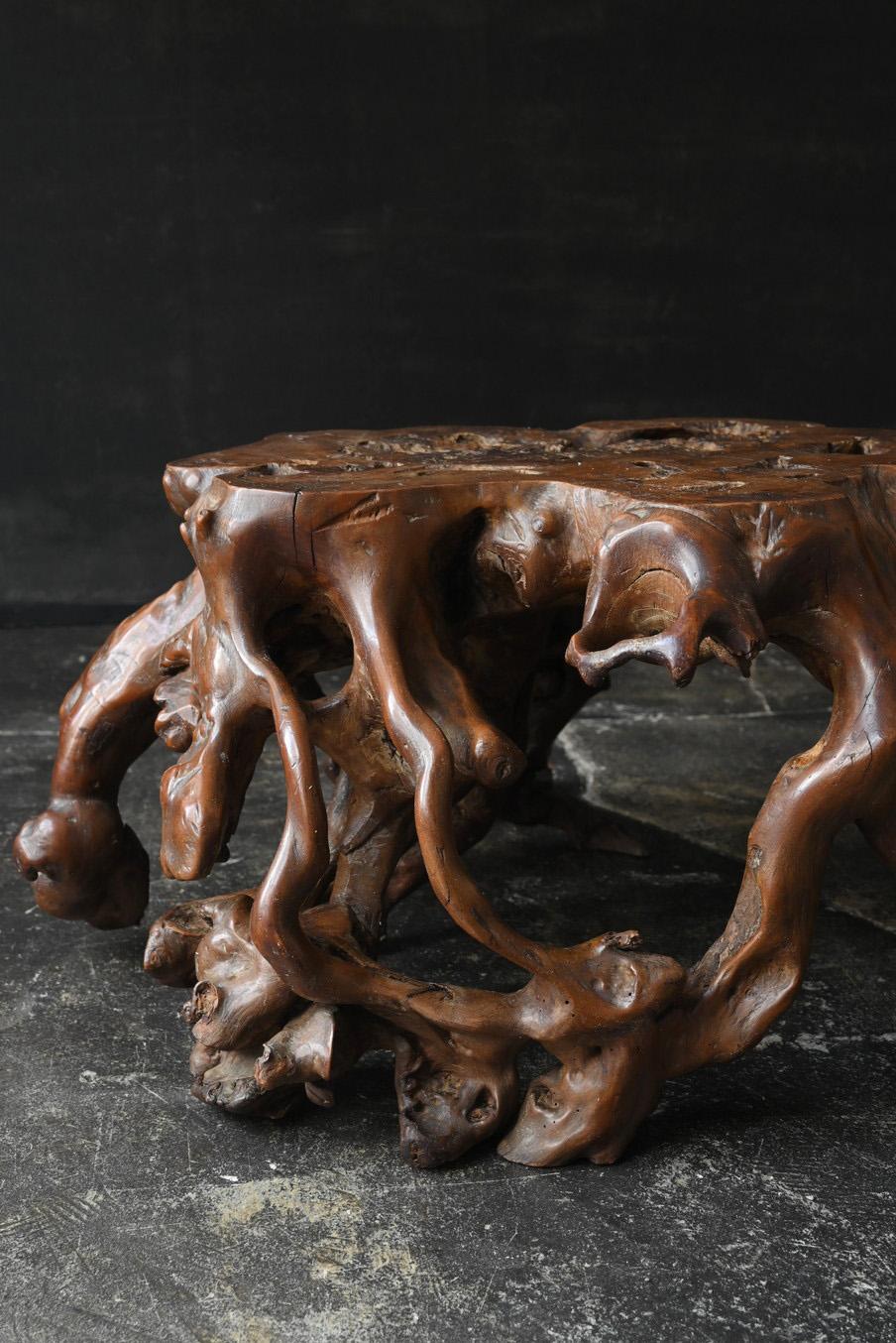Table basse en bois fabriquée à partir des racines d'un vieil arbre japonais /  Table de canapé en vente 5