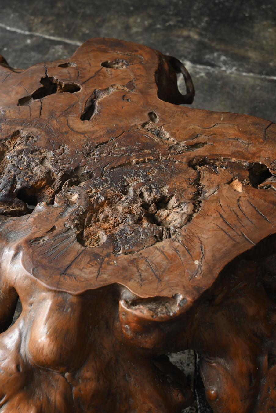 Table basse en bois fabriquée à partir des racines d'un vieil arbre japonais /  Table de canapé en vente 9