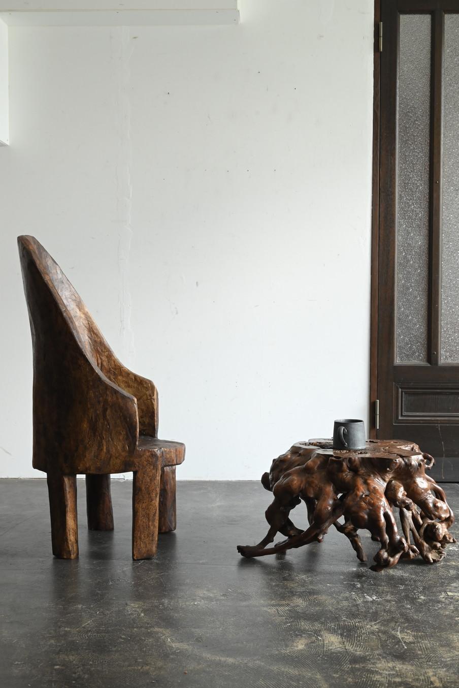 Il s'agit d'une ancienne table basse en bois fabriquée au Japon. Il s'agit d'une pièce unique obtenue en sculptant la racine d'un arbre feuillu - probablement le zelkova - et en préservant autant que possible sa forme naturelle. La présence
