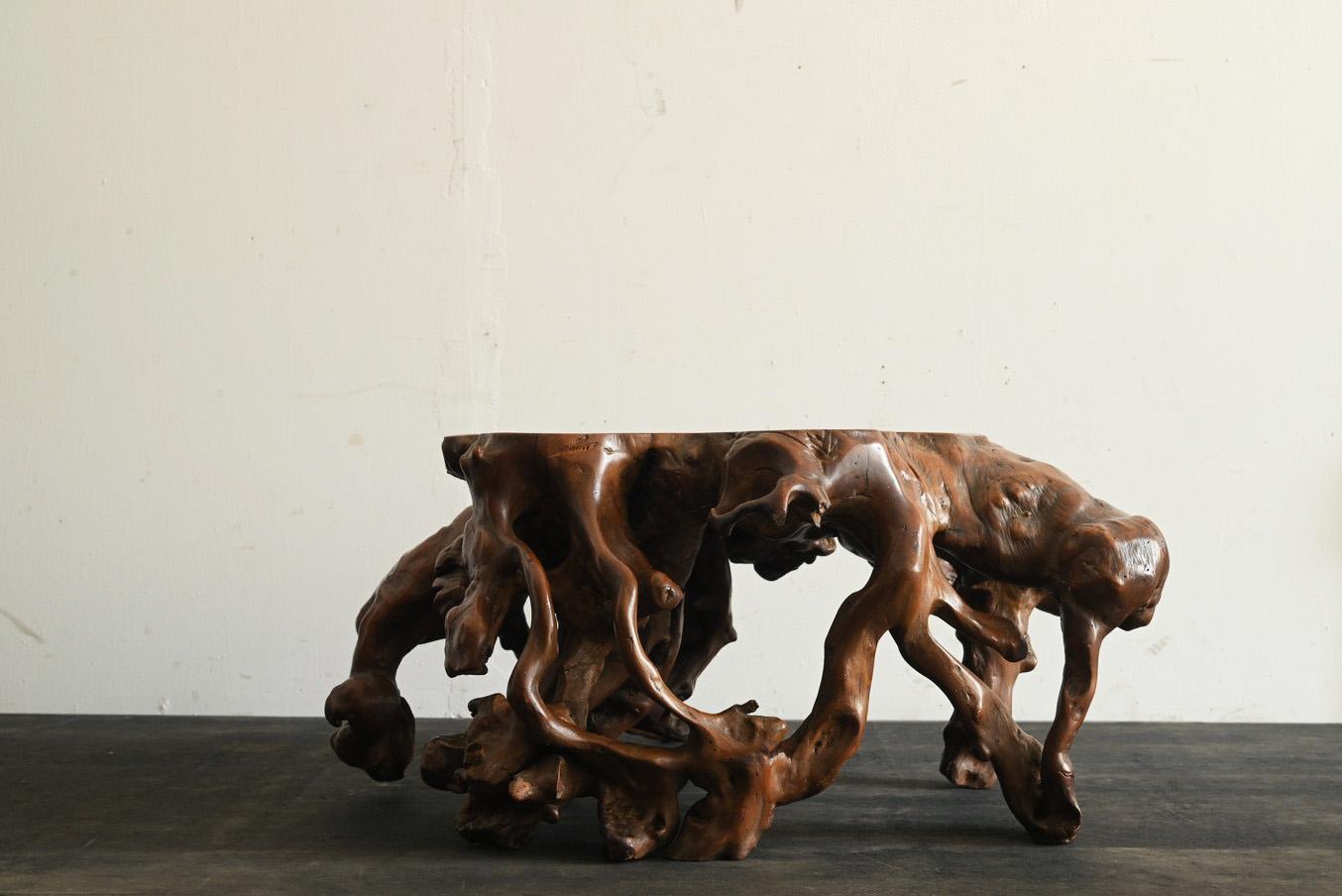 Table basse en bois fabriquée à partir des racines d'un vieil arbre japonais /  Table de canapé en vente 12