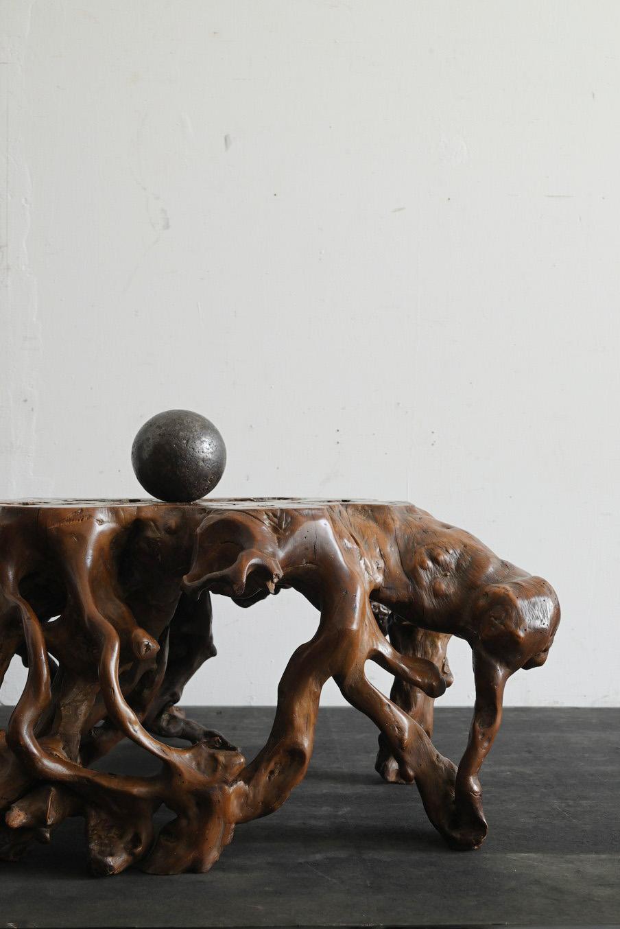 Taisho Table basse en bois fabriquée à partir des racines d'un vieil arbre japonais /  Table de canapé en vente