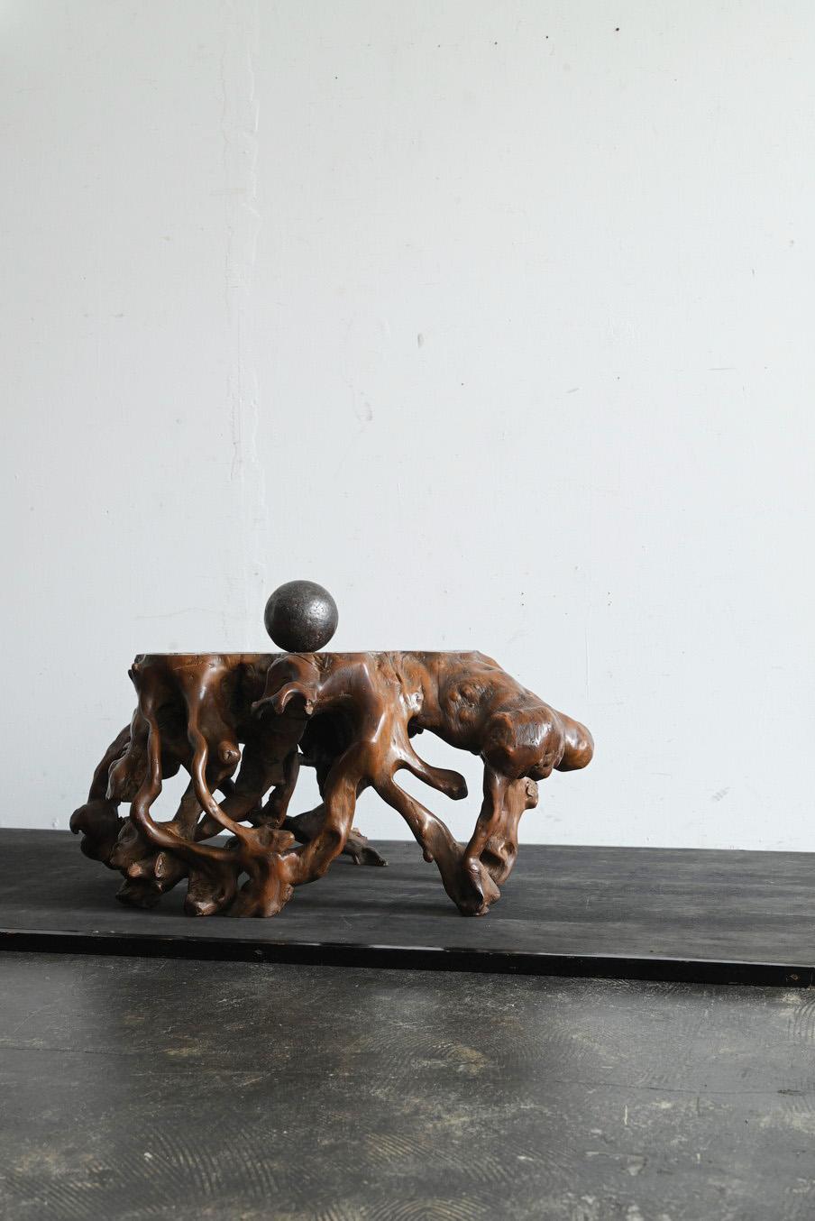 Japonais Table basse en bois fabriquée à partir des racines d'un vieil arbre japonais /  Table de canapé en vente