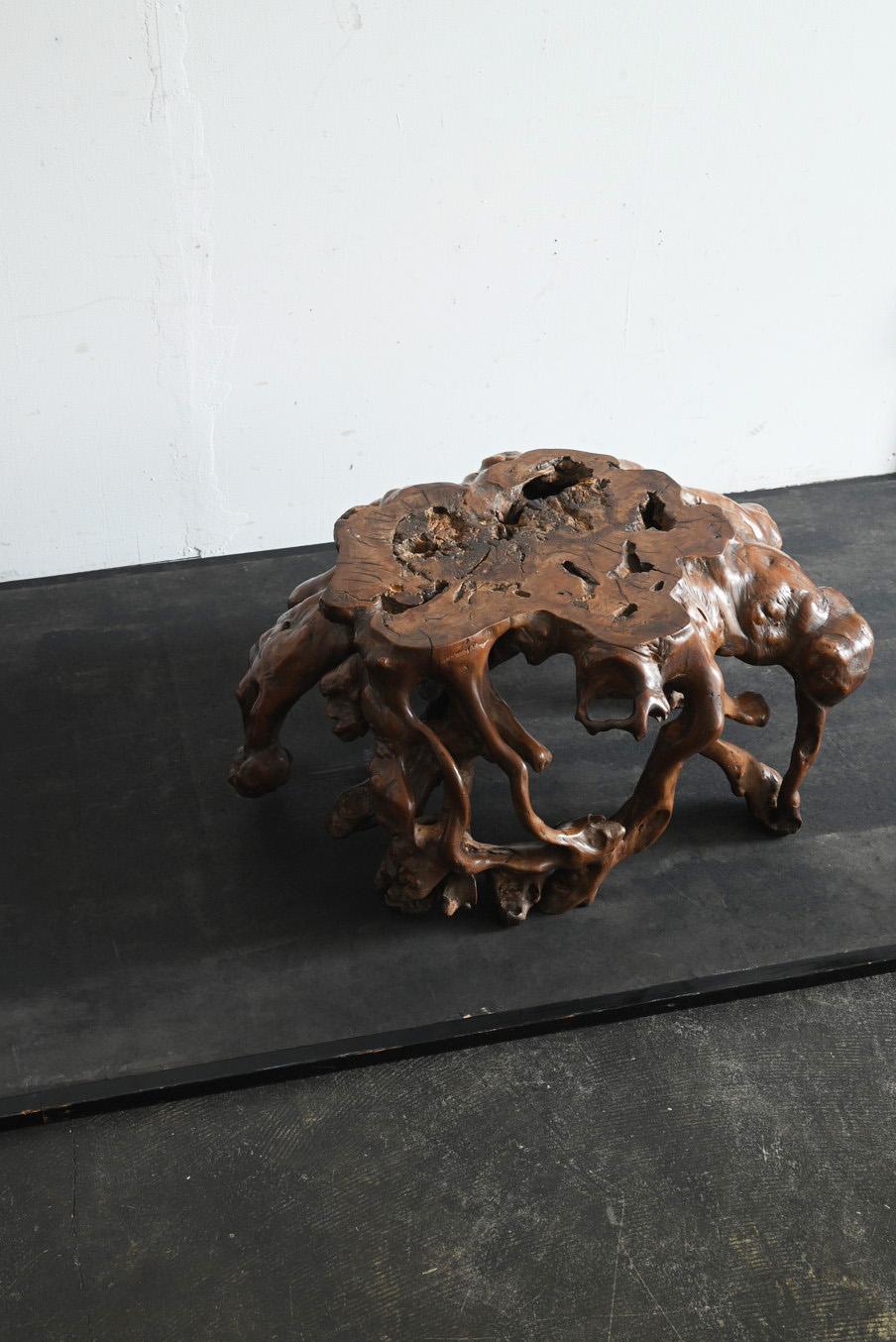Fait main Table basse en bois fabriquée à partir des racines d'un vieil arbre japonais /  Table de canapé en vente