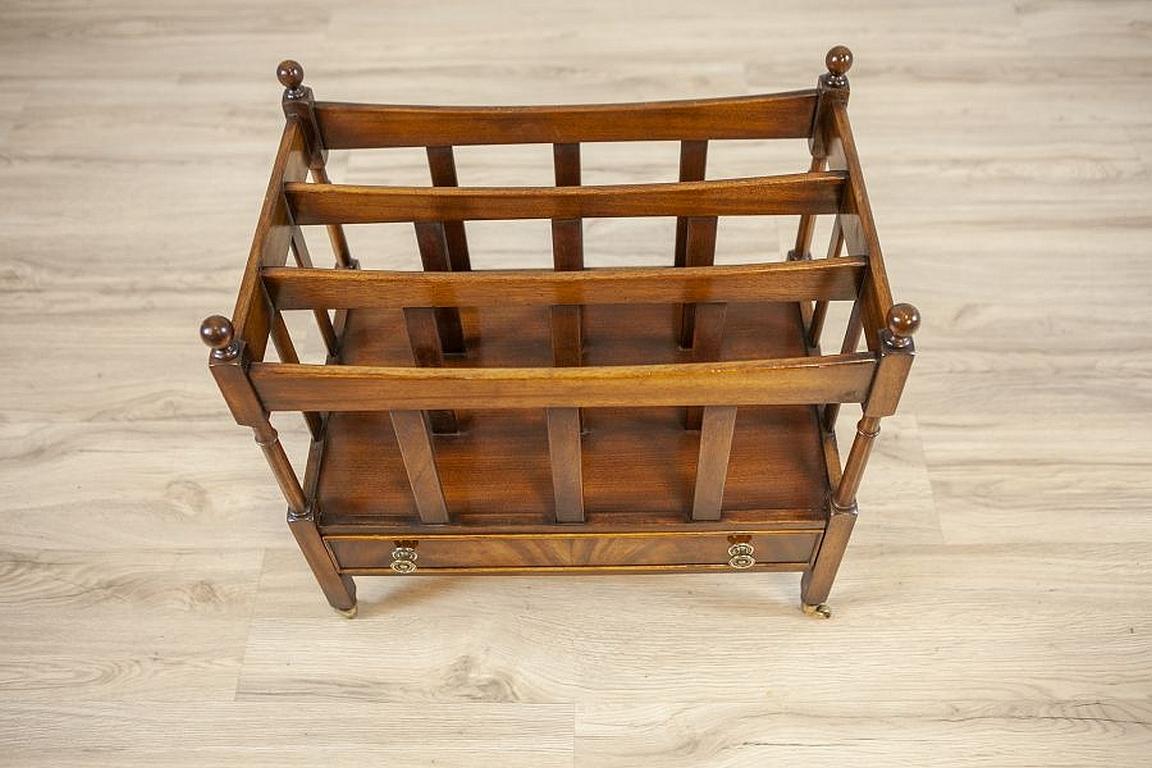 Wooden Magazine Rack from the Late 20th Century in Light Brown For Sale 3