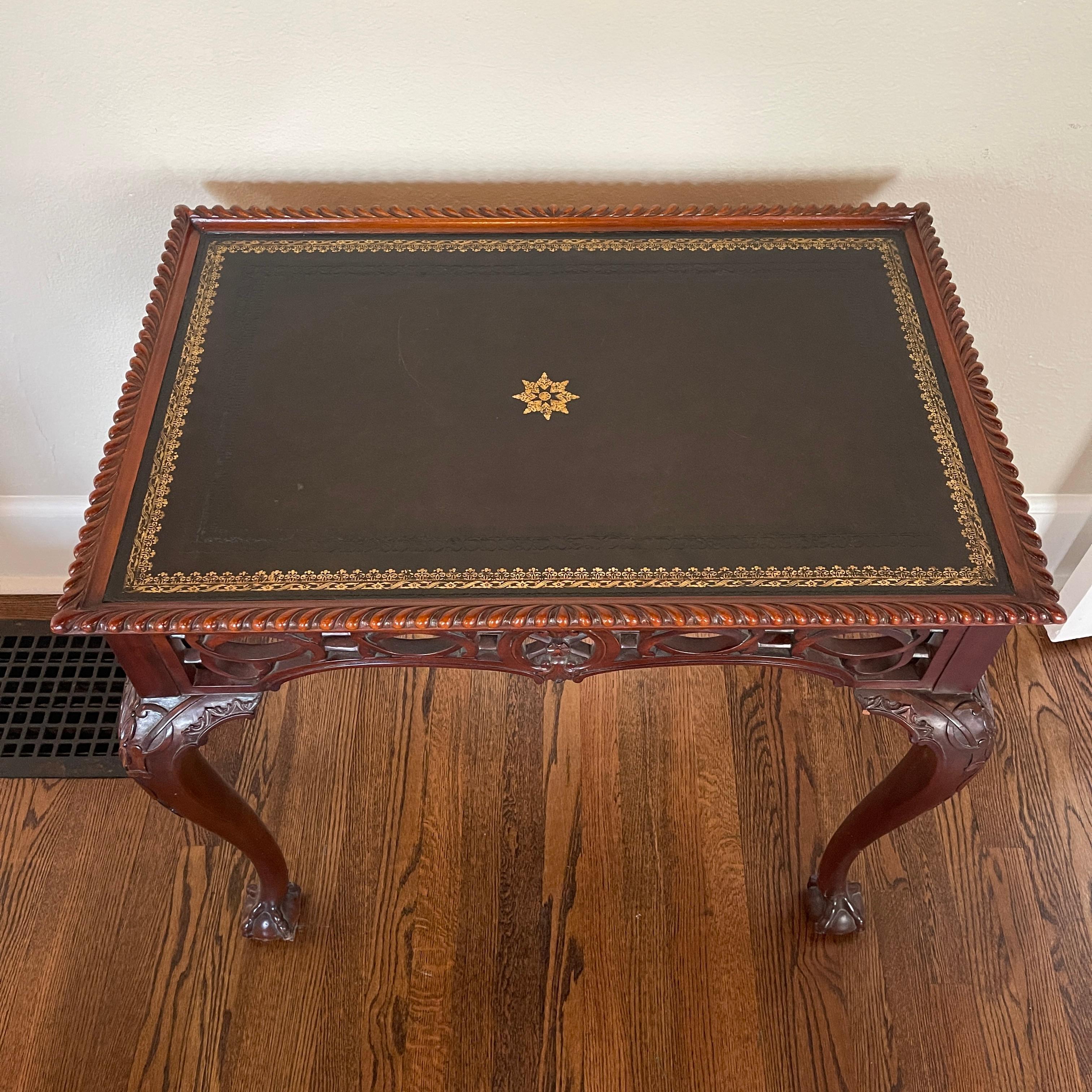 Chippendale Table d'appoint Maitland Smith en bois avec plateau en cuir en vente