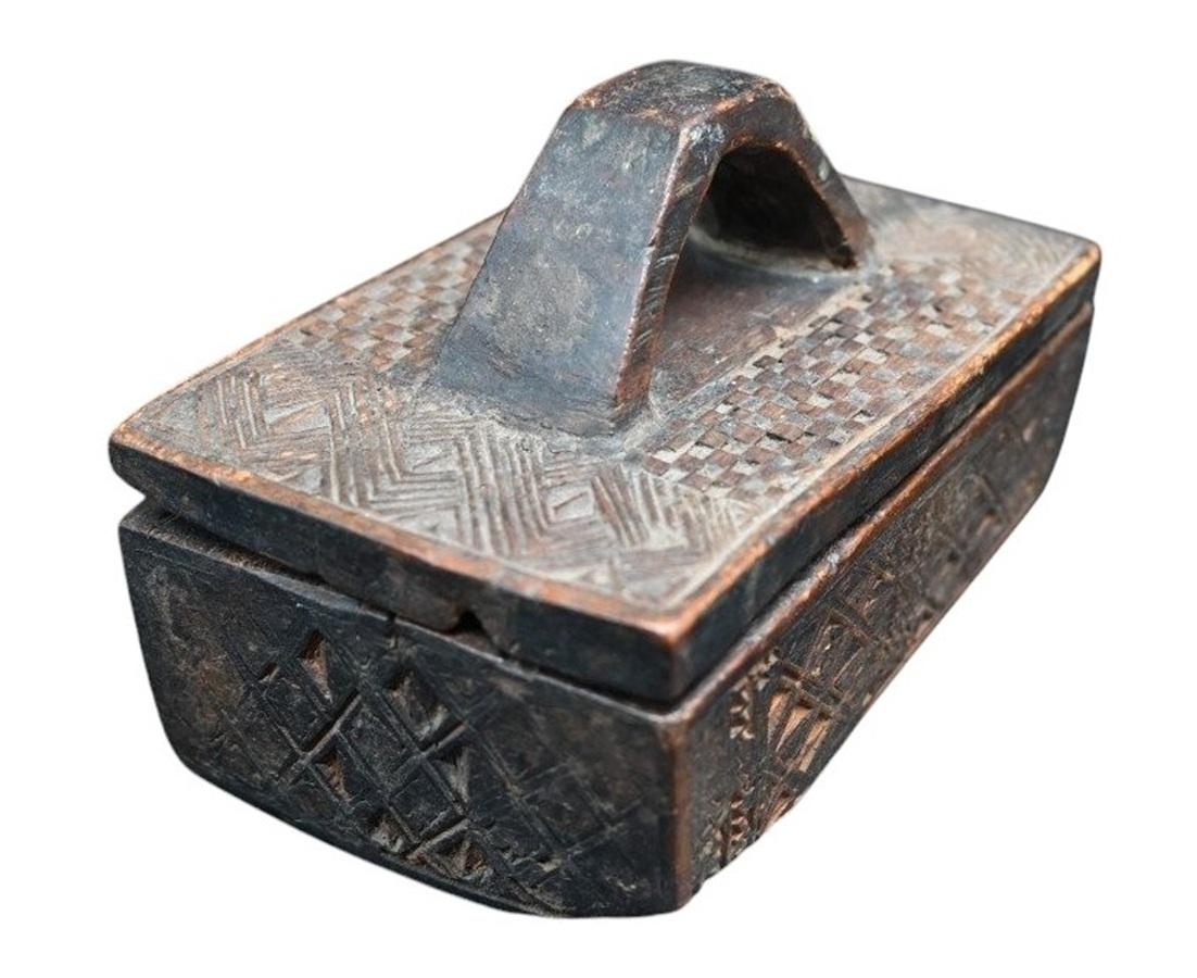 Caja de maquillaje de madera muy antigua Circa: finales del siglo XIX 
Origen: RD Congo 
Pátina envejecida tribal muy rica y vestigios
9,5 x 15,5 cm, altura 9 cm
