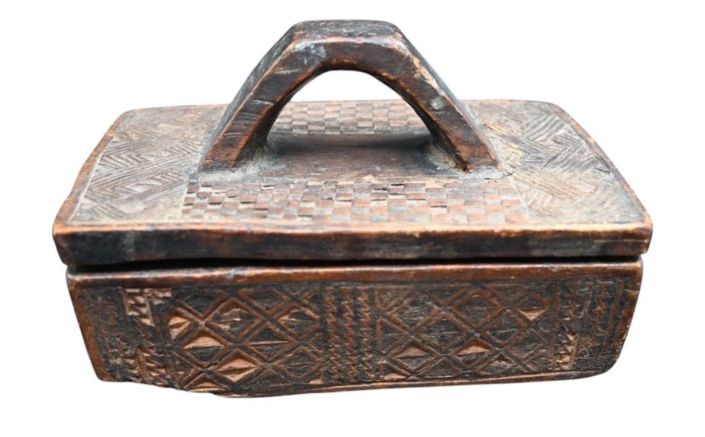 De madera  Caja de maquillaje de la tribu kuba, Dr Congo, finales del siglo XIX Tribal en venta