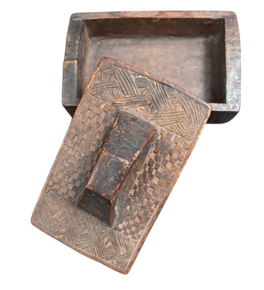 De madera  Caja de maquillaje de la tribu kuba, Dr Congo, finales del siglo XIX Tallado a mano en venta