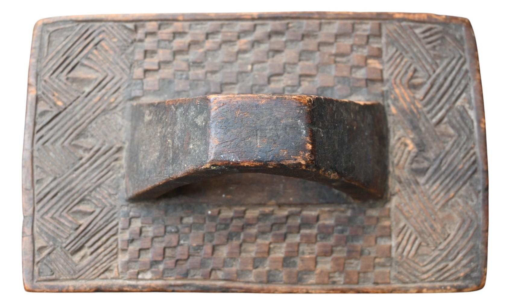De madera  Caja de maquillaje de la tribu kuba, Dr Congo, finales del siglo XIX en venta 1