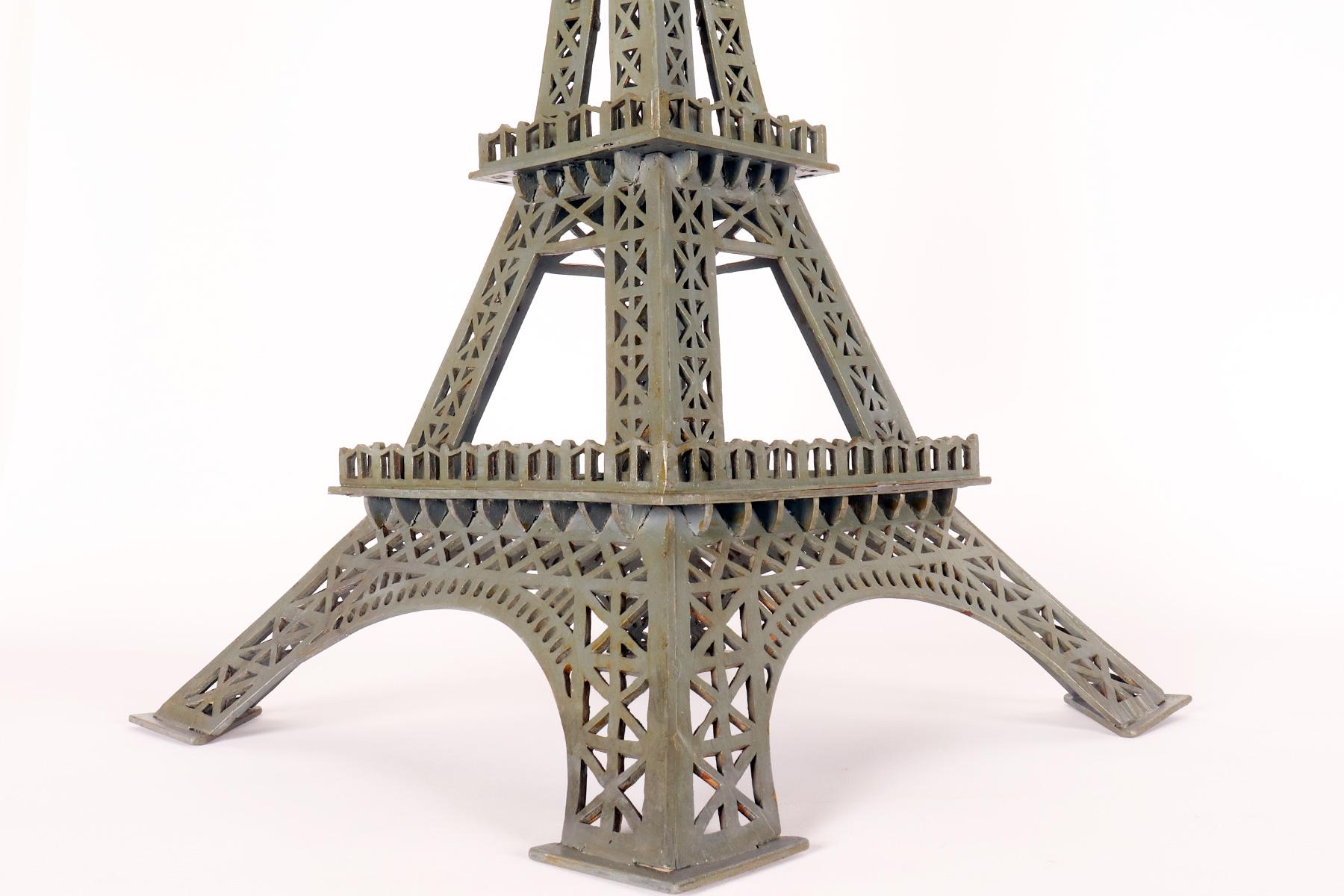 Maqueta de madera que representa la Torre Eiffel, Francia, principios del siglo XX. en venta 5