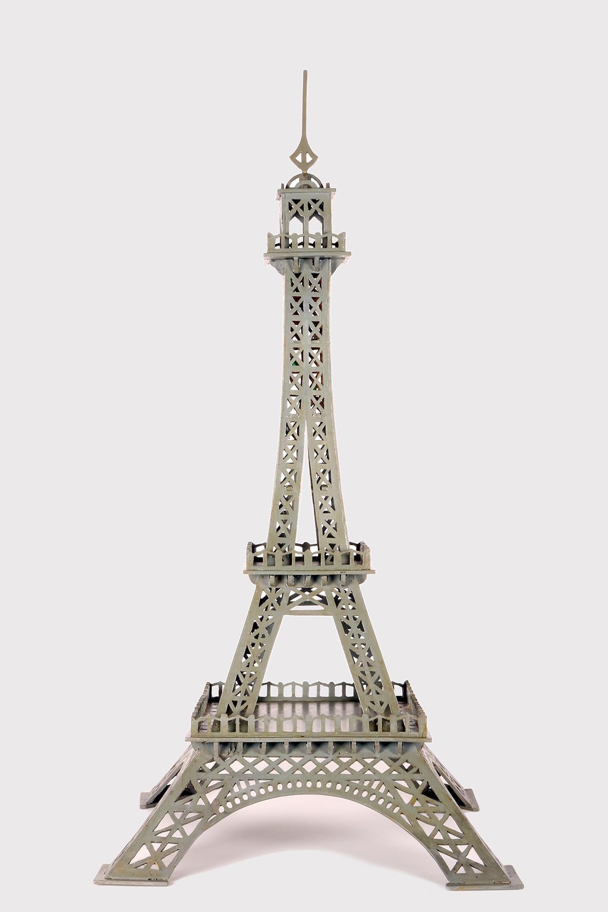 Modelo arquitectónico Wunderkammer en miniatura, totalmente hecho a mano, en madera de balsa pintada, que representa la Torre Eiffel. Artículo del Gran Tour. Pátina original. Francia, principios del siglo XX.