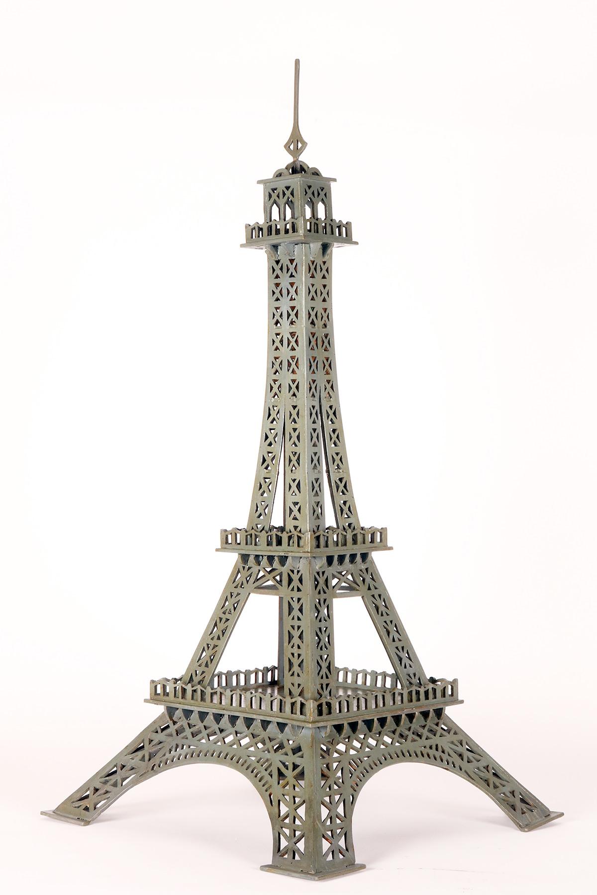 Maqueta de madera que representa la Torre Eiffel, Francia, principios del siglo XX. en Bueno estado para la venta en Milan, IT