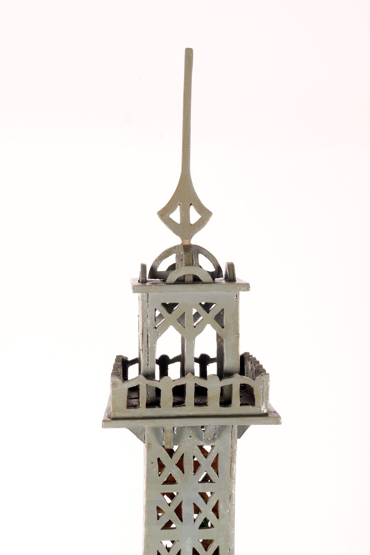 Maqueta de madera que representa la Torre Eiffel, Francia, principios del siglo XX. Madera en venta