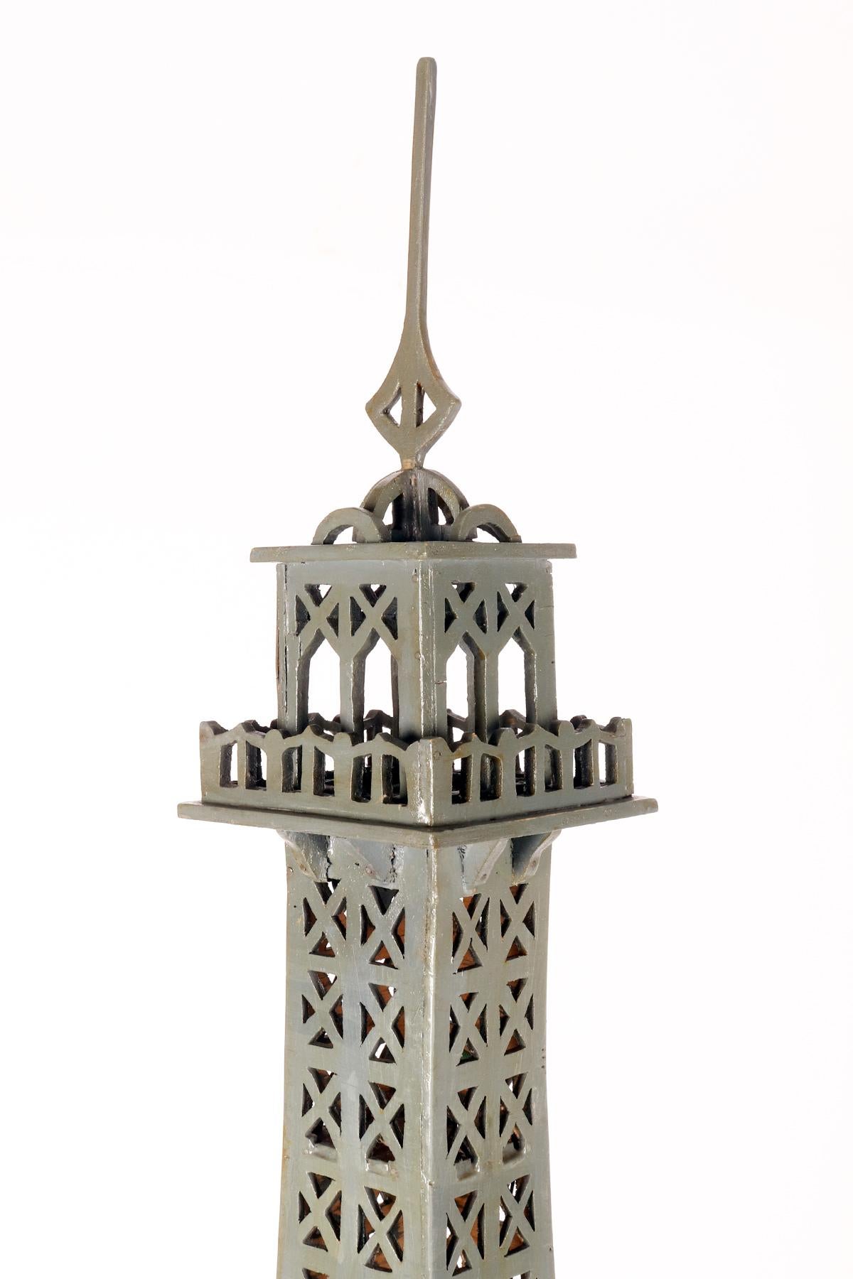 Maqueta de madera que representa la Torre Eiffel, Francia, principios del siglo XX. en venta 1