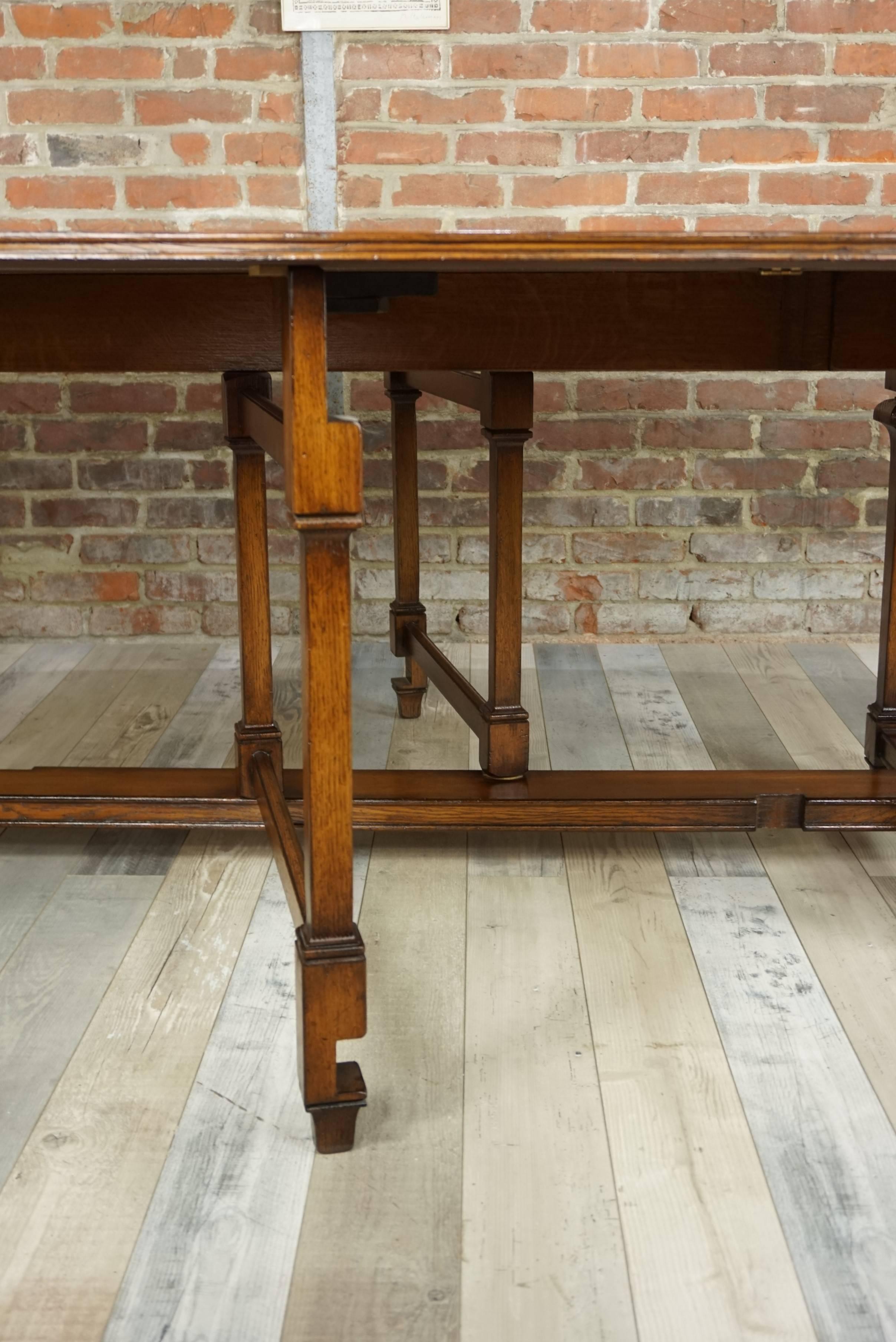 Prestance and classicism for this large dining table inlaid and oak inlay, which in a jiffy changes from rectangular (H 75cm / 200/100) to oval (H 75cm / 240/150)
Everything is in excellent condition (no blows, no gaps, no claws).