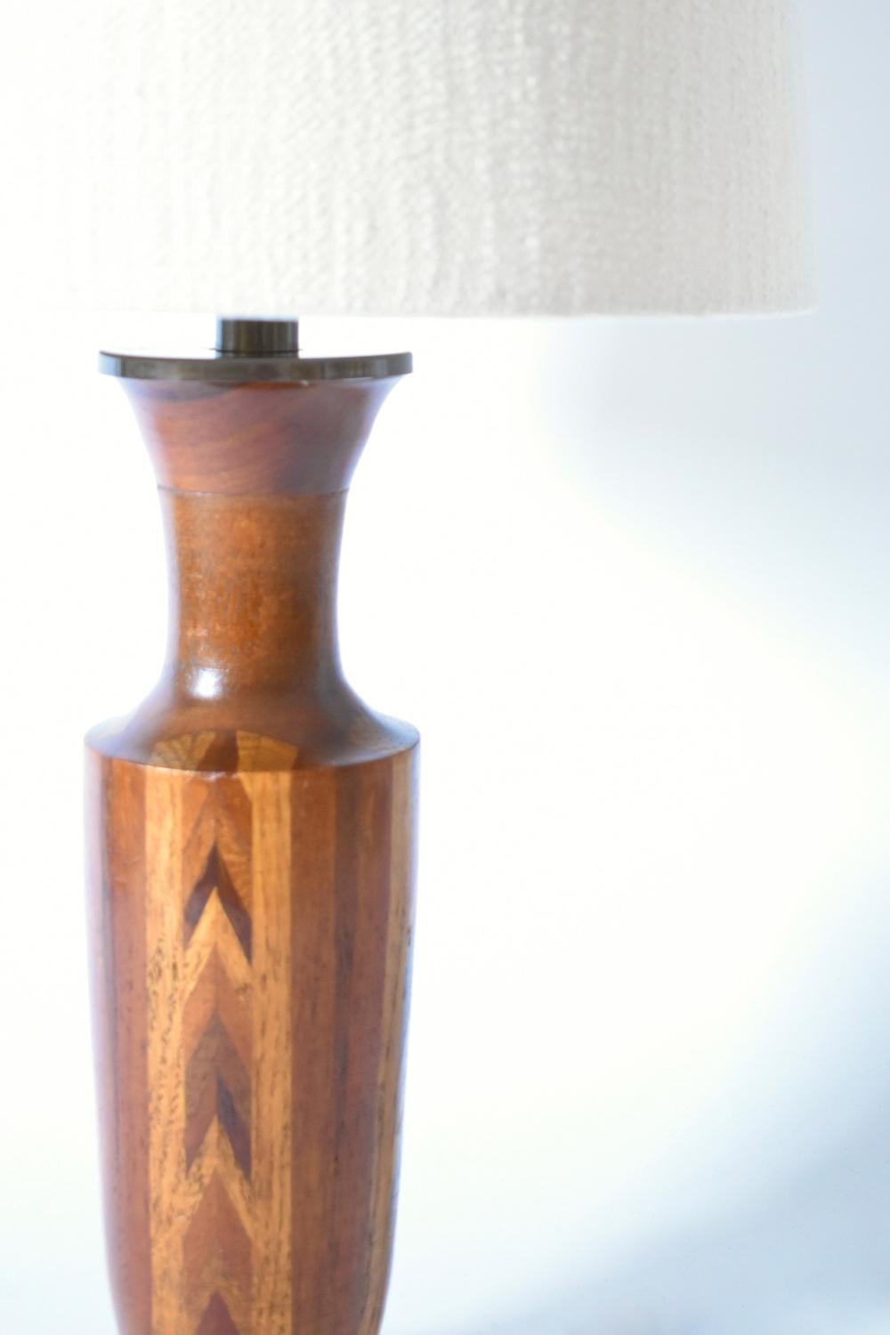 Lampe en marqueterie de bois dessinant un motif géométrique. Danemark, années 1960