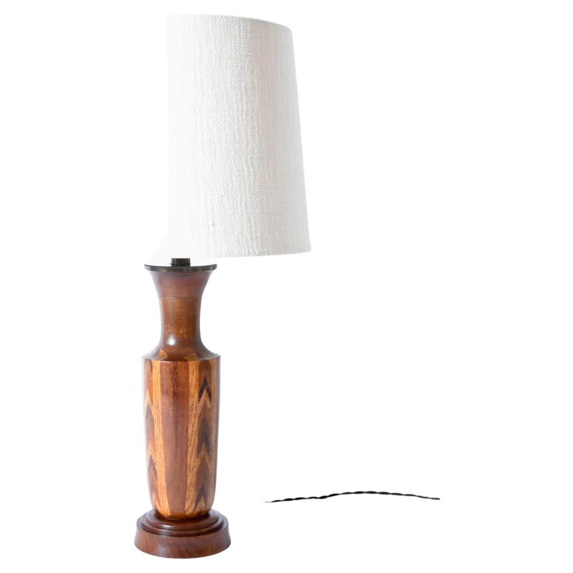 Lampe de table en marqueterie, années 1960