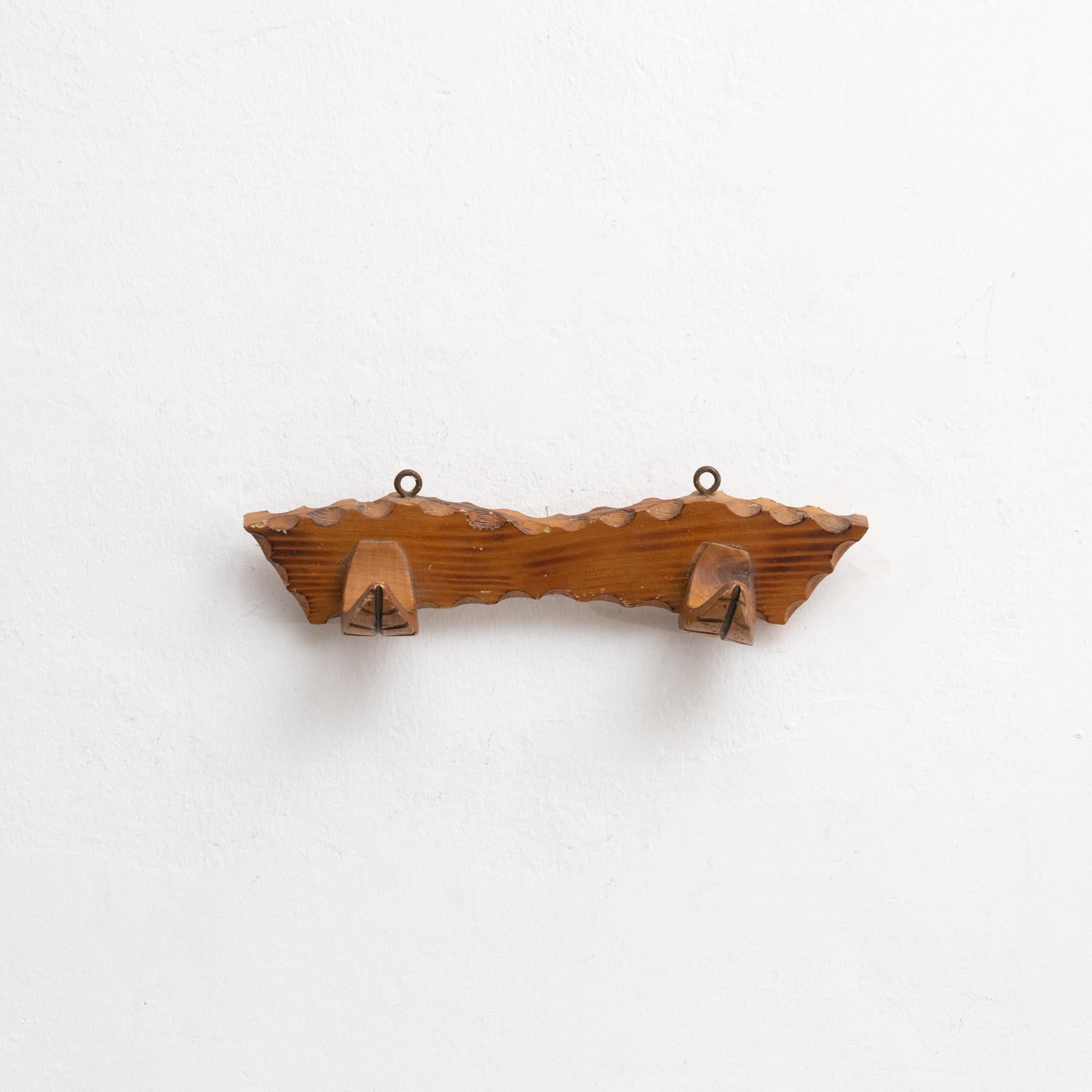 Traditioneller spanischer Kleiderbügel aus antikem Holz.    Hergestellt in Spanien um 1950 von einem unbekannten Hersteller.    In gutem Originalzustand mit geringen alters- und gebrauchsbedingten Abnutzungserscheinungen, die eine schöne Patina