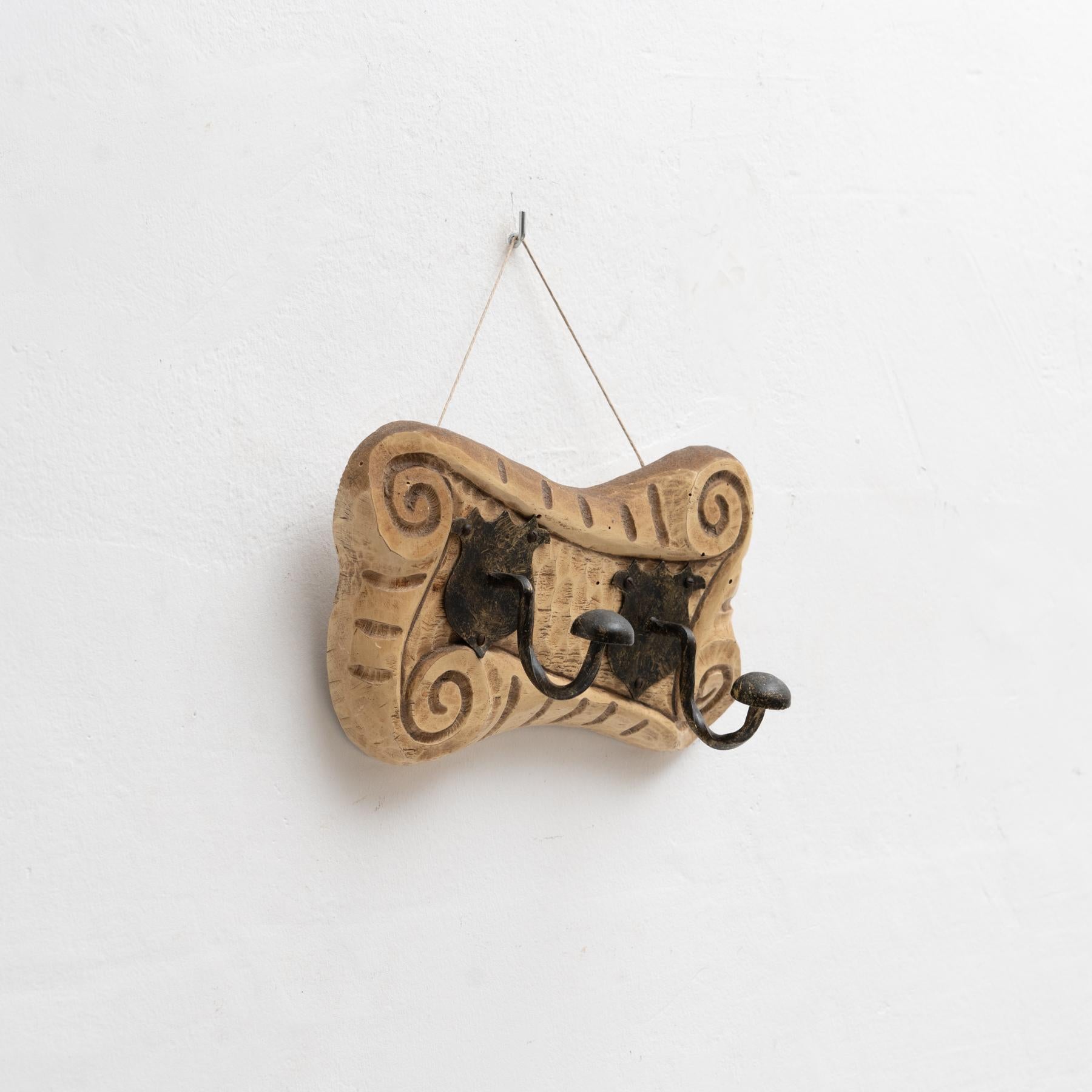 An organic shaped coat hanger.

Manufactured in Spain circa 1950 by unknown manufacturer.

In good original condition with minor wear consistent of age and use, preserving a beautiful patina.

Materials:
Wood.
Metal.
